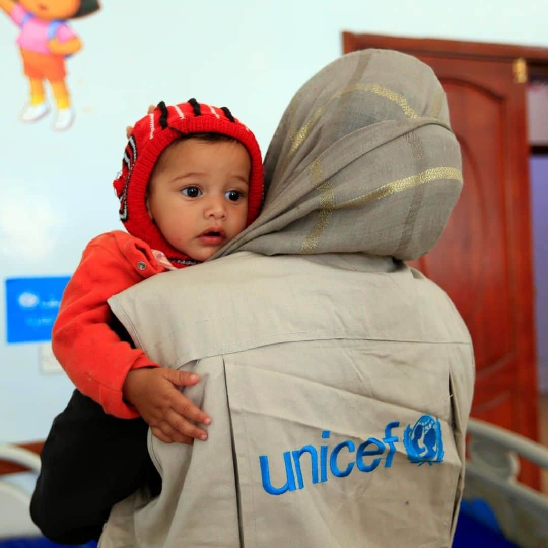 unicefさんのインスタグラム写真 - (unicefInstagram)「Omar is receiving care at a child-friendly space in Hodeidah, Yemen. But too many are missing out. We’re aiming to provide mental health support to 4.5m children and caregivers in emergencies next year. To protect children’s mental health in conflict zones, we need urgent investment. Help by tapping the link in our bio. #ForEveryChild #ChildrenUnderAttack #EarlyMomentsMatter © UNICEF/UN0280851/Huwais AFP Services」12月6日 22時45分 - unicef