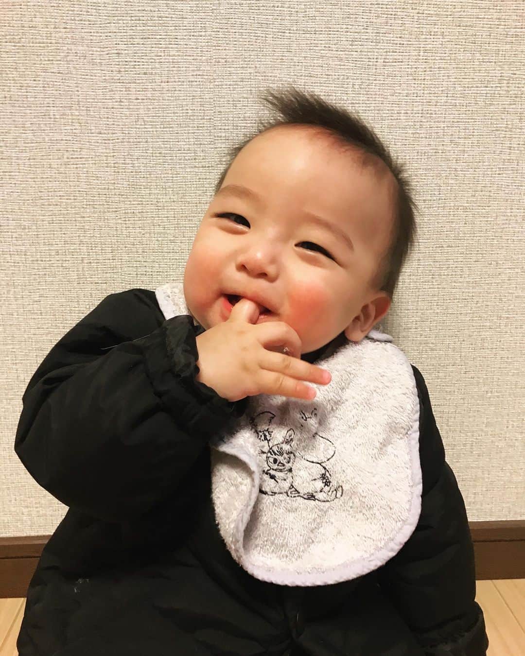 Momoeのインスタグラム：「このクチの中の白いヤツなんなん？ なんか固いもんあんねんけど。 なんやねんこれ〜。 の顔。 . . #happy #男の子ベビー #赤ちゃんのいる生活 #赤ちゃん #baby #family #家族 #0歳 #成長記録 #育児記録 #boy #育児 #smile #男の子 #息子 #code #love #kids #子供 #thankyou #宝物 #ベビー #fashion #follow #boy #パパ #ママ #ママ友 #ママ会 #7ヶ月」
