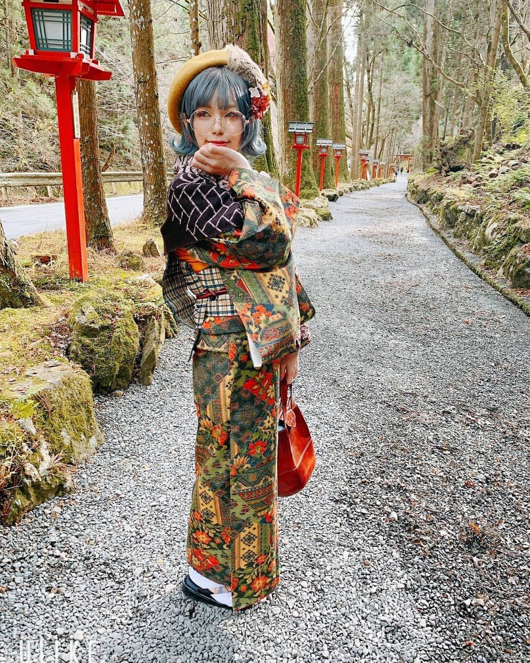 Machicoさんのインスタグラム写真 - (MachicoInstagram)「はるにゃんと一緒に貴船神社へ⛩️ ： 今回の京都は着物で歩きたくて 一緒にレンタルしたんだあ😊 和服何年ぶり、、、、🤔??? ： 【着物・帯・帯締め・帯揚げ・ヘアアクセ・鞄･草履】それぞれ自分のやりたい組み合わせでできたので、レトロちっくにまとめたよーん👘💕(※ベレー帽は私物) ： 寒かったのでショールも追加🎵 また詳しいの載せる！ : #Machico #貴船神社  #てくてく京都清水本店 #京都 #着物 with #山崎はるか」12月6日 22時38分 - machico_3s25