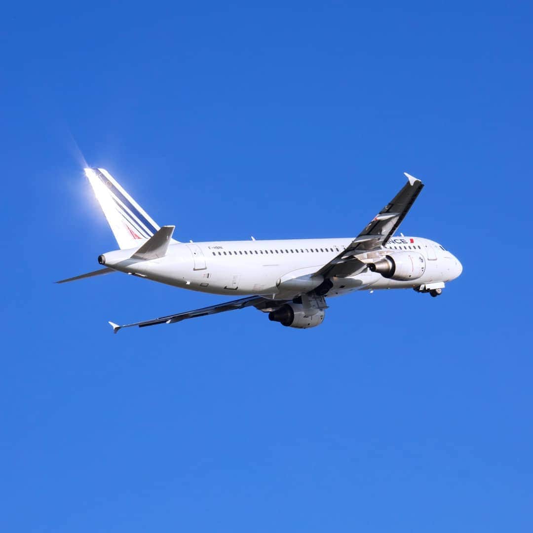エールフランスのインスタグラム：「Catching the last sun rays. S’envoler, profiter des derniers rayons de soleil.  #AirFrance #Franceisintheair」
