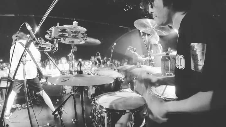 久野洋平のインスタグラム：「えるえふる4周年おめでとうございます。 バンドやりながら店もやってるってよく考えたら凄いよね(よく考えなくてもすごい) 孫の代まで続く老舗になるように頑張ってください！ 4周年記念忘年会でハイスタのコピーバンドをやらせていただきました。 人前でコピーバンドをやるのは大学生ぶりでしたが、楽しかったです。 人のドラムを真剣に隅から隅まで聴いてコピーすると得るものがたくさんあります。 今の自分のドラムもそうやって先人から学んだものを消化してまた丸めてできているなあと実感しました。」