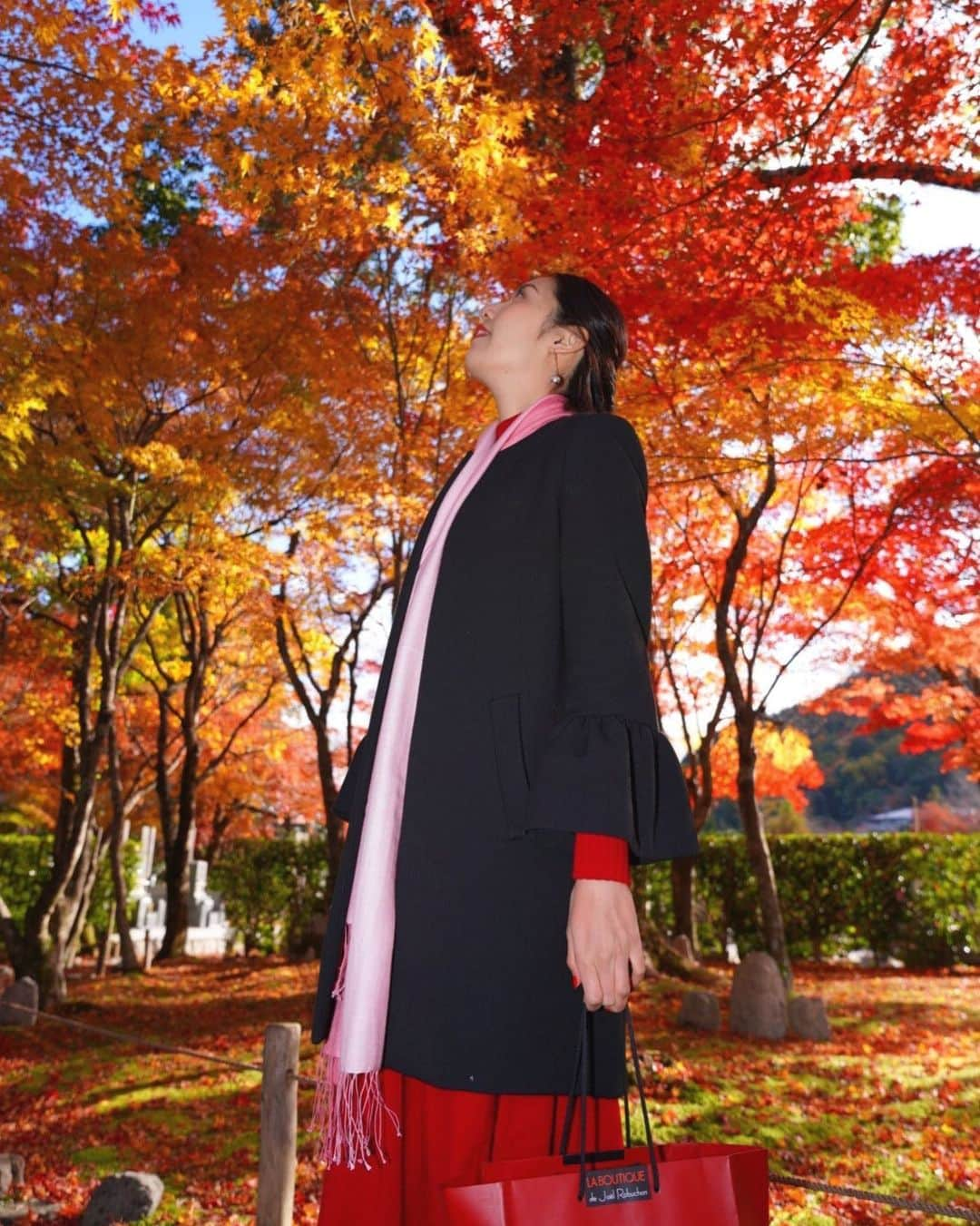 上田真実のインスタグラム：「* * * * 紅葉が絶好調だった～～🍁 * あだしの念佛寺₍ᐢꙬᐢ₎ * * * * #京都 #京都観光 #京都旅行 #京都紅葉 #京都グルメ #京都撮影 #撮影会 #ポートレート #写真好きな人と繋がりたい #カメラ好きな人と繋がりたい #紅葉狩り #紅葉見頃 #嵐山 #あだしの念仏寺 #トロッコ嵐山 ##kyoto #arashiyama」