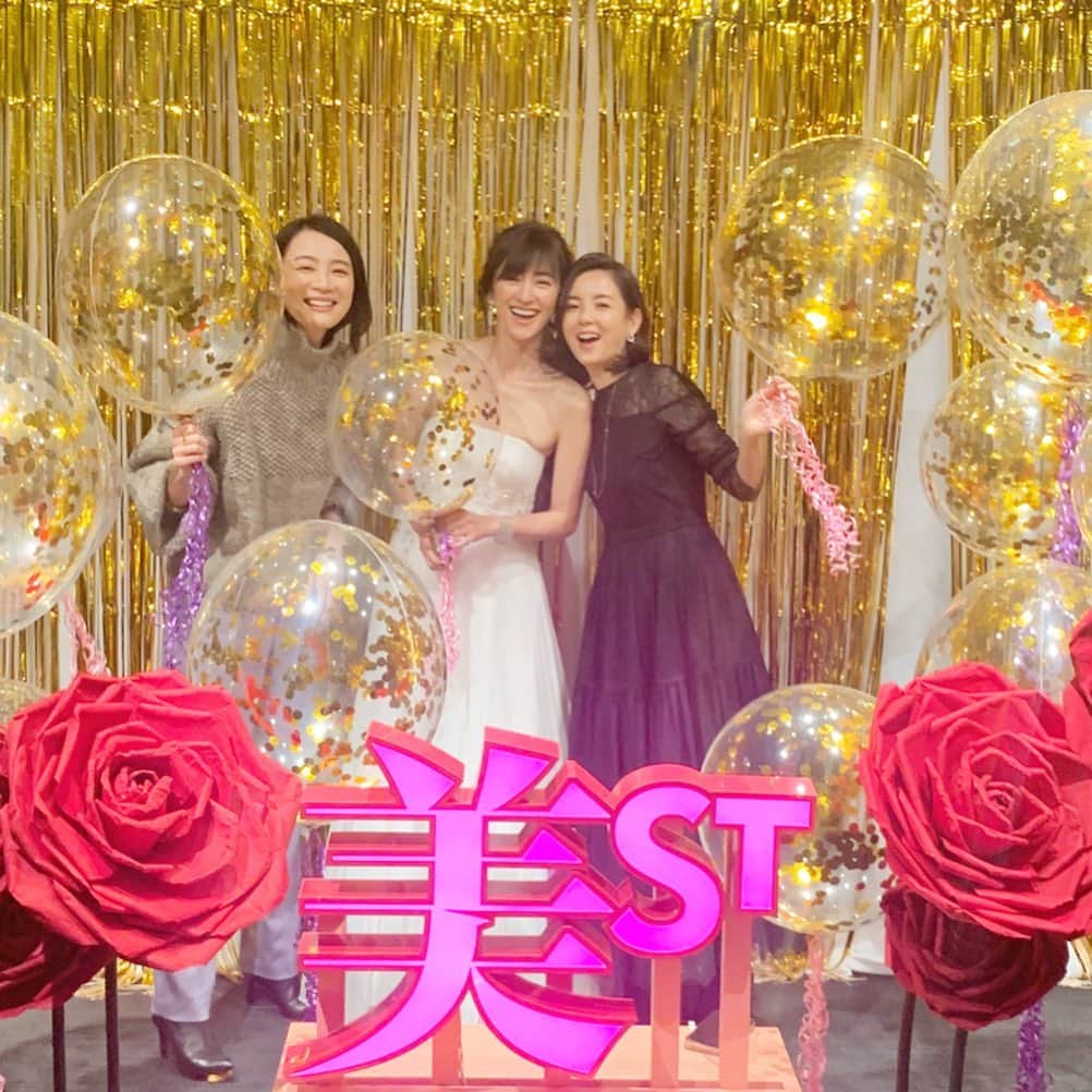 前田ゆかのインスタグラム：「昨夜の美ST #speakbeautyfes 美ST10周年節目を迎えて 集大成にふさわしい 美魔女コンテストでした！ ＊ ＊ ファイナリスト14名の皆さんの、 生き方、考えかた、しっかりと自分をもち、新しく切り開く力は「あきらめない心」と周りに「感謝の気持ちを忘れない謙虚さ」。 人は経験を積めば積むほど乗り越えた先には、強く優しく そして美しさにつながるのだと思いました。 ＊ グランプリに選ばれた坂村かおるさん✨大人美溢れる透明感、きちんと積み重ねていく信念に勇気をもらいました✨ ＊ 皆さん自信溢れるステージは眩しいほどのかがやき✨✨ 夢のような美しさに見るものの心を奪われました✨✨✨ #第10回国民的美魔女コンテスト  #美ST #美スト #10周年 #おめでとうございます㊗️ #ビューティーフェスにふさわしい #華やかなフェス　 #ベストコスメ2019 #進化が止まらない #前田ゆか」