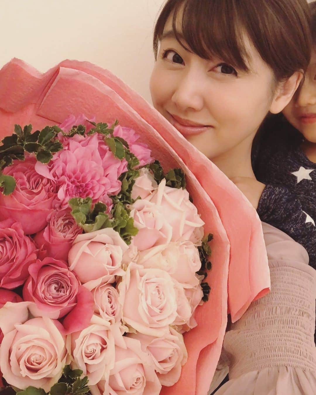 安めぐみさんのインスタグラム写真 - (安めぐみInstagram)「いつもお世話になっている方から、 とても綺麗な花束をいただきました💐✨ 後ろに娘が笑 #花束 #綺麗 #ありがとうございます」12月6日 22時48分 - yasu_megumi_official