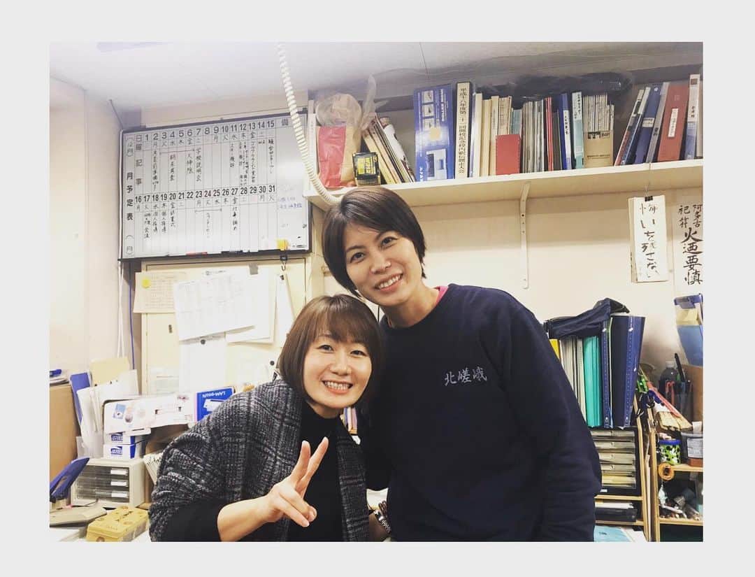 佐野優子のインスタグラム：「. 母校にも行きました🏫 . 急だったので恩師は不在でしたが、大村先生は居た〜🙌🏻 . 生徒に絶妙な呼び名を付ける恩師からは"ババさん"と呼ばれていた大村先輩😂 . 生徒より遥かに大きいです🤗 . #北嵯峨高校 #母校 #バレーボール部  #ジャイアント馬場　さんのババです🤫笑 #大村加奈子　さん」