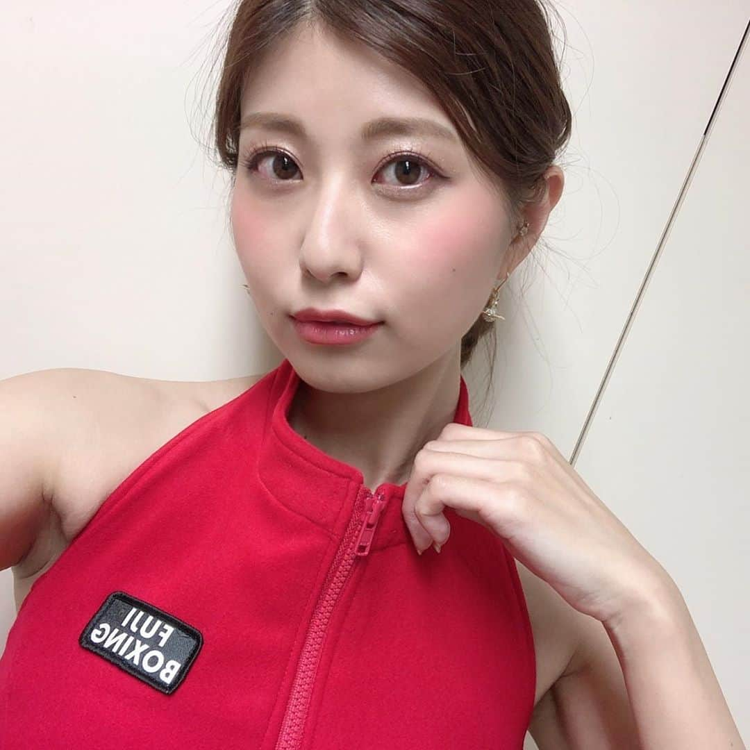 天野麻菜さんのインスタグラム写真 - (天野麻菜Instagram)「本日6日(金)27:20〜放送 『#BOXING #フェニックスバトル 』 深夜の放送ではありますが、とても素敵な試合なのでぜひ観てくださいね🥊 #ラウンドガール #フジテレビ #フジボクシング #リングガール #ボクシング」12月6日 23時02分 - akaringo_mana