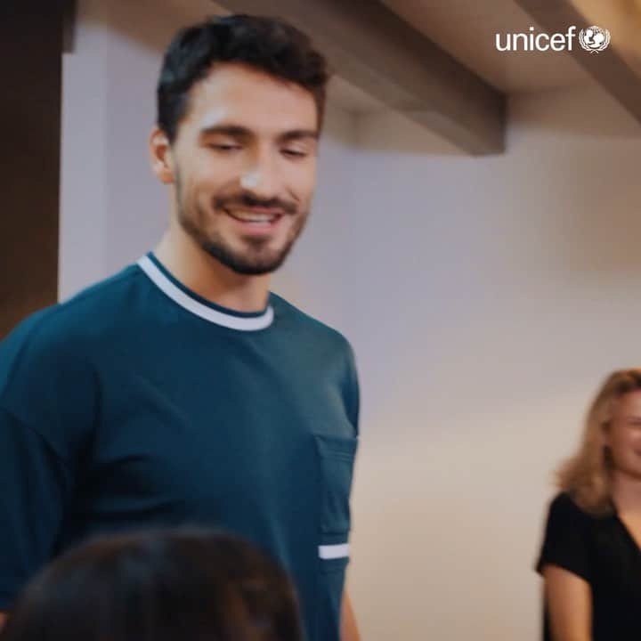 マッツ・フメルスのインスタグラム：「Seit ich selbst Papa bin, kann ich noch viel besser verstehen, wie schlimm es sein muss, wenn das eigene Kind in Not ist. Als ich vor zwei Jahren mit @unicef_deutschland in Malawi war, habe ich viele mangelernährte Kinder getroffen. Erdnusspaste hilft ihnen wieder zu Kräften zu kommen – schmeckt extrem nach Erdnussbutter und enthält viele Vitamine und Mineralstoffe.  Mit 35 Euro kann man einem Kind, das an akuter Mangelernährung leidet, das Leben retten. Link in Bio! #SpendeZukunft」