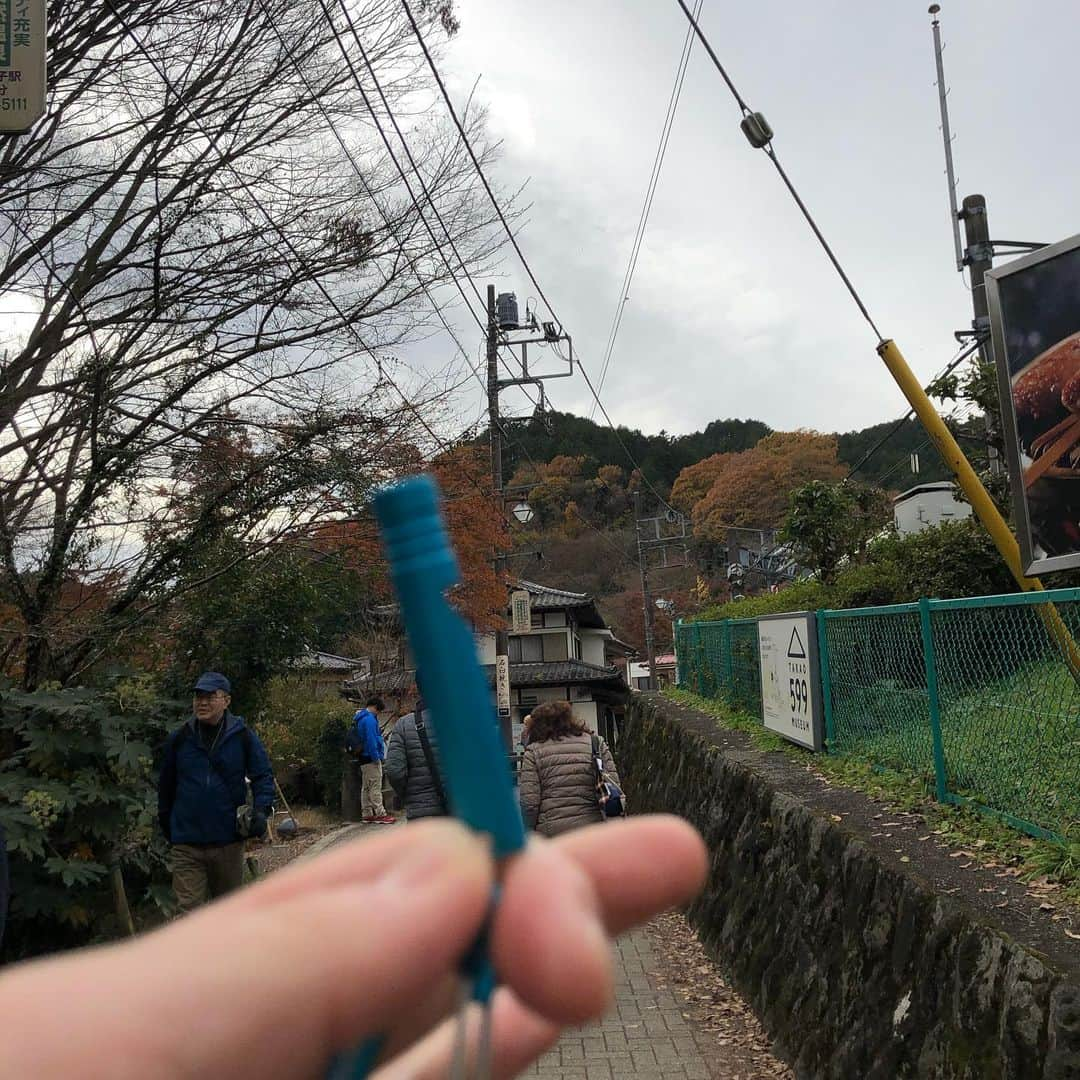 センターうるしさんのインスタグラム写真 - (センターうるしInstagram)「先日、初めての高尾山に行ってきましたー🍁  お揃いの笛を買ってもらって、 みちおさんときれいな空気と自然によって出される周りの方々の笑顔でリフレッシュできましたねぇ〜 マイナスイオン、毛穴に詰まってもうた。ええ感じや  みちおさんには誘ってもらって感謝です。 もう10年くらいお世話になってますわぁ。 久々の同い年デートをしてきました😊  #高尾山 #紅葉 #トムブラウン #みちおさん #マイナスイオン」12月6日 22時57分 - sharkun0716