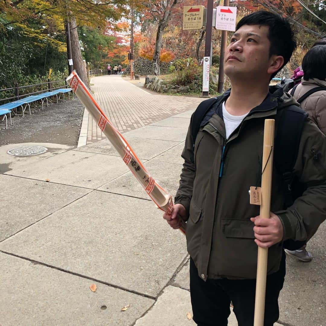 センターうるしさんのインスタグラム写真 - (センターうるしInstagram)「先日、初めての高尾山に行ってきましたー🍁  お揃いの笛を買ってもらって、 みちおさんときれいな空気と自然によって出される周りの方々の笑顔でリフレッシュできましたねぇ〜 マイナスイオン、毛穴に詰まってもうた。ええ感じや  みちおさんには誘ってもらって感謝です。 もう10年くらいお世話になってますわぁ。 久々の同い年デートをしてきました😊  #高尾山 #紅葉 #トムブラウン #みちおさん #マイナスイオン」12月6日 22時57分 - sharkun0716