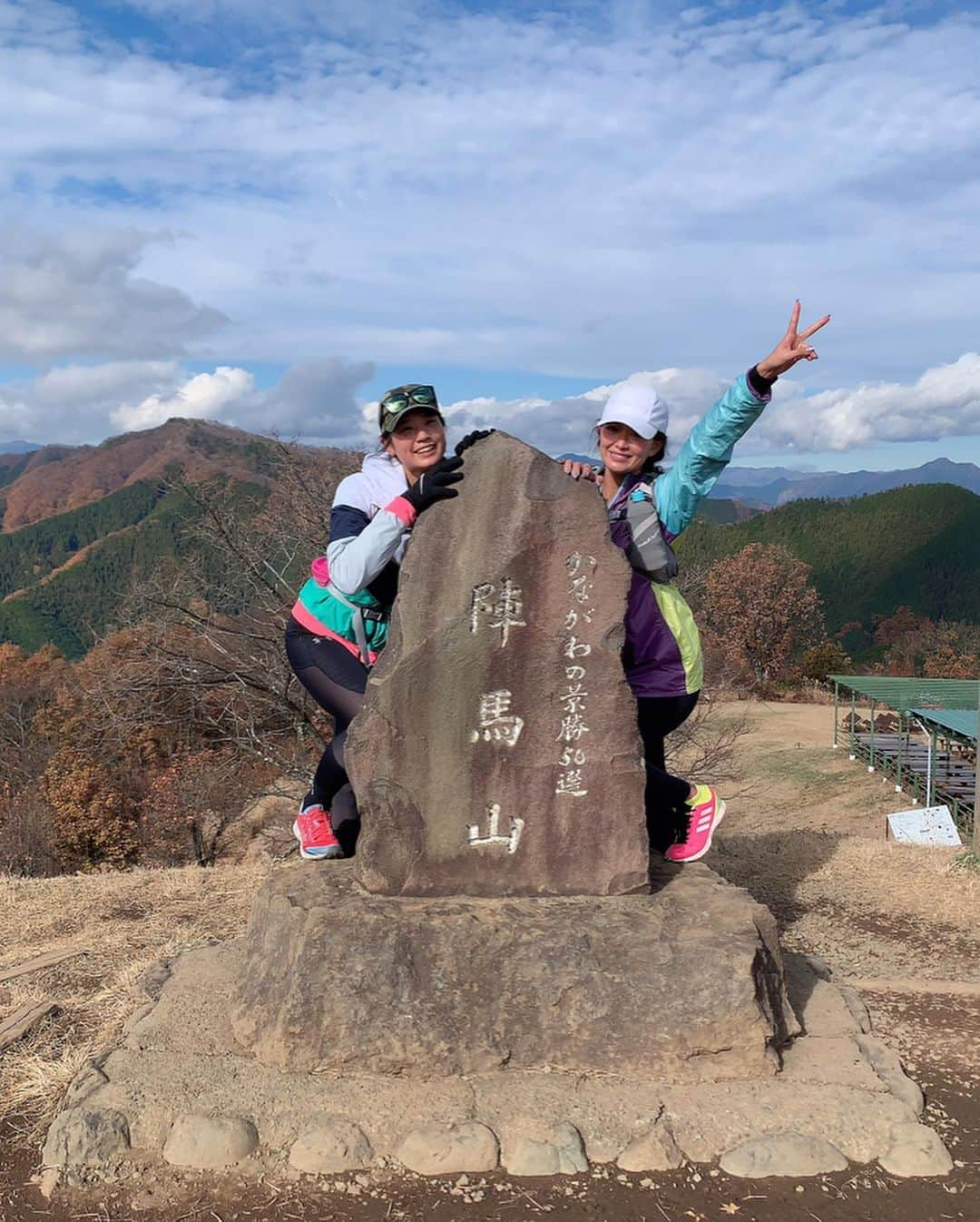 さーたんさんのインスタグラム写真 - (さーたんInstagram)「* * * 初トレイルラン🏔🌈🏃‍♀️🔥 陣馬山往復30km挑戦‼️ * 開始10分でやるって言うたこと後悔したレベルで キツすぎて走りきれるか不安だったけど もうこれは根性勝負だ🔥と思い 半泣きなりながらなんとか完走😇🎉 * 久しぶりにと言うか 過去1過酷で辛かった🤦‍♀️⚡️笑 でもそれ以上に感動と達成感あった😌💓 挑戦してよかった🌈 * @tomomi_fitness  @yukolifetailor  @rinapoyo.1129  一緒に走ってくれて ありがとうございました🙇‍♀️❤️ * * 山の30kmは平地の60kmくらいらしい😇 フルマラソン行ける気がしてきた🤪 練習して来年出ようかな🏃‍♀️🔥 * * *」12月6日 23時04分 - saachi_10