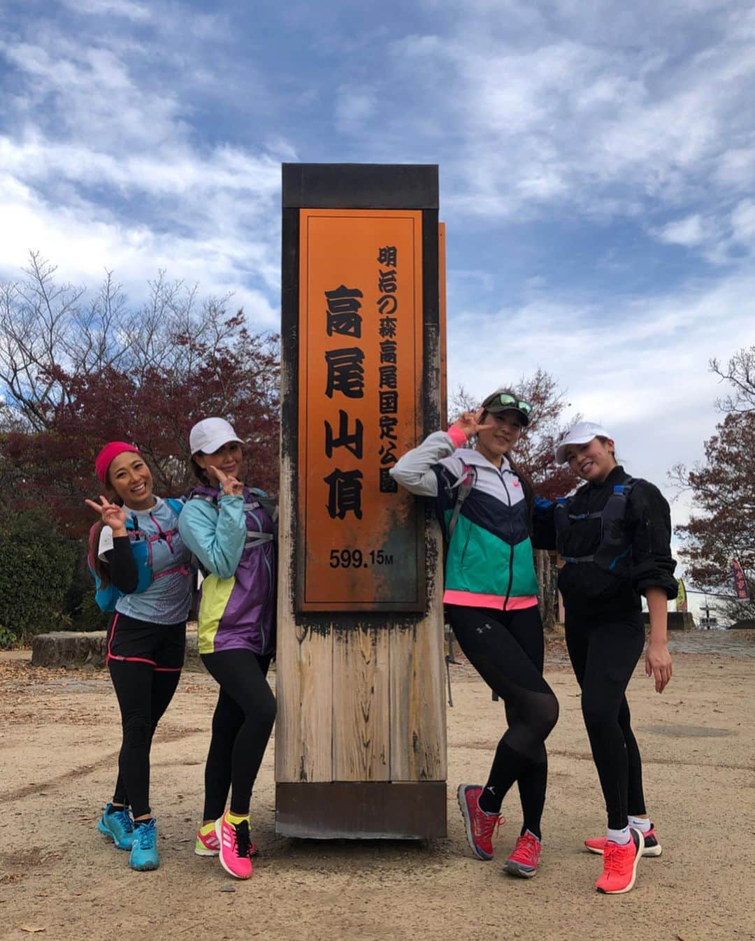 さーたんさんのインスタグラム写真 - (さーたんInstagram)「* * * 初トレイルラン🏔🌈🏃‍♀️🔥 陣馬山往復30km挑戦‼️ * 開始10分でやるって言うたこと後悔したレベルで キツすぎて走りきれるか不安だったけど もうこれは根性勝負だ🔥と思い 半泣きなりながらなんとか完走😇🎉 * 久しぶりにと言うか 過去1過酷で辛かった🤦‍♀️⚡️笑 でもそれ以上に感動と達成感あった😌💓 挑戦してよかった🌈 * @tomomi_fitness  @yukolifetailor  @rinapoyo.1129  一緒に走ってくれて ありがとうございました🙇‍♀️❤️ * * 山の30kmは平地の60kmくらいらしい😇 フルマラソン行ける気がしてきた🤪 練習して来年出ようかな🏃‍♀️🔥 * * *」12月6日 23時04分 - saachi_10