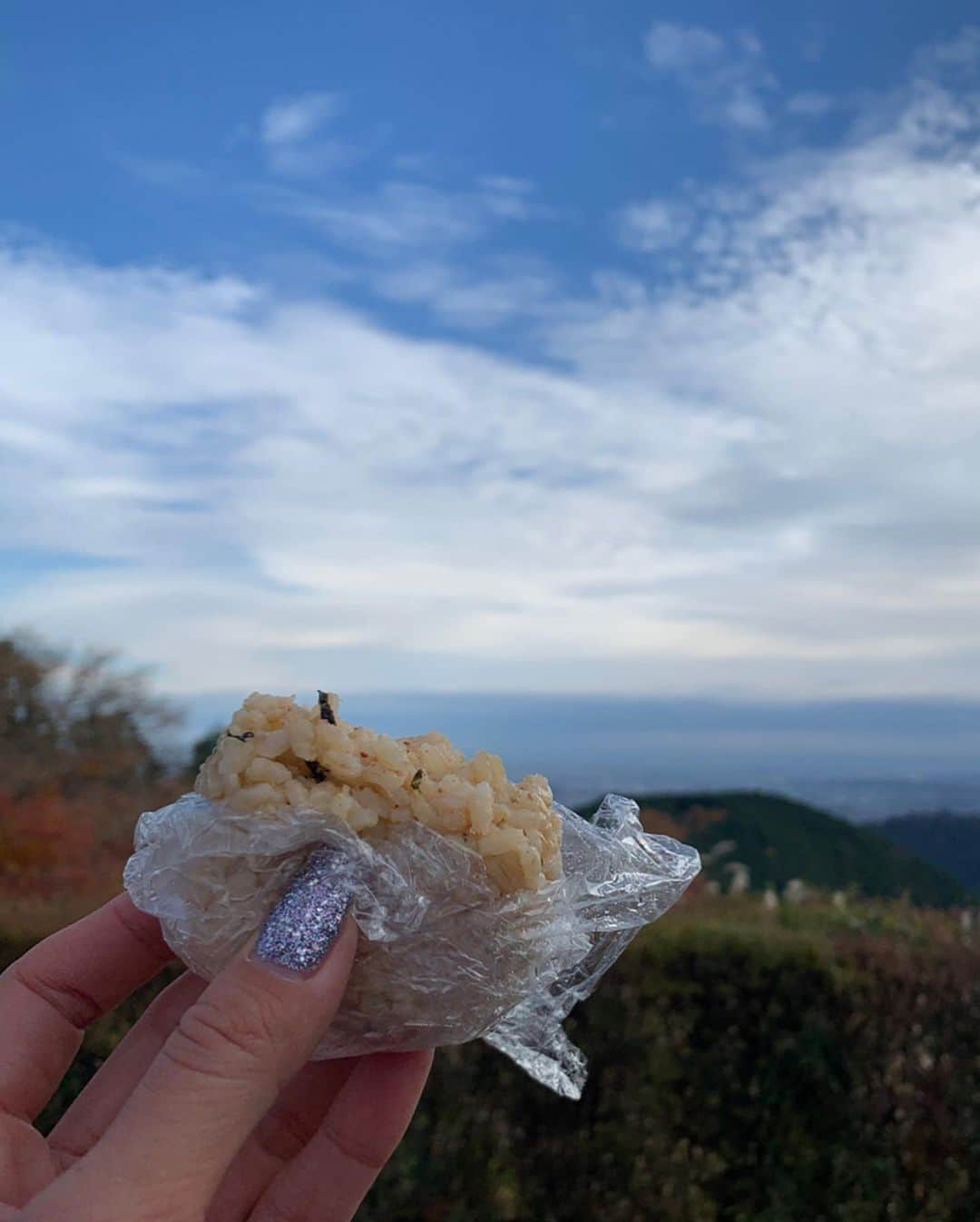 さーたんさんのインスタグラム写真 - (さーたんInstagram)「* * * 初トレイルラン🏔🌈🏃‍♀️🔥 陣馬山往復30km挑戦‼️ * 開始10分でやるって言うたこと後悔したレベルで キツすぎて走りきれるか不安だったけど もうこれは根性勝負だ🔥と思い 半泣きなりながらなんとか完走😇🎉 * 久しぶりにと言うか 過去1過酷で辛かった🤦‍♀️⚡️笑 でもそれ以上に感動と達成感あった😌💓 挑戦してよかった🌈 * @tomomi_fitness  @yukolifetailor  @rinapoyo.1129  一緒に走ってくれて ありがとうございました🙇‍♀️❤️ * * 山の30kmは平地の60kmくらいらしい😇 フルマラソン行ける気がしてきた🤪 練習して来年出ようかな🏃‍♀️🔥 * * *」12月6日 23時04分 - saachi_10