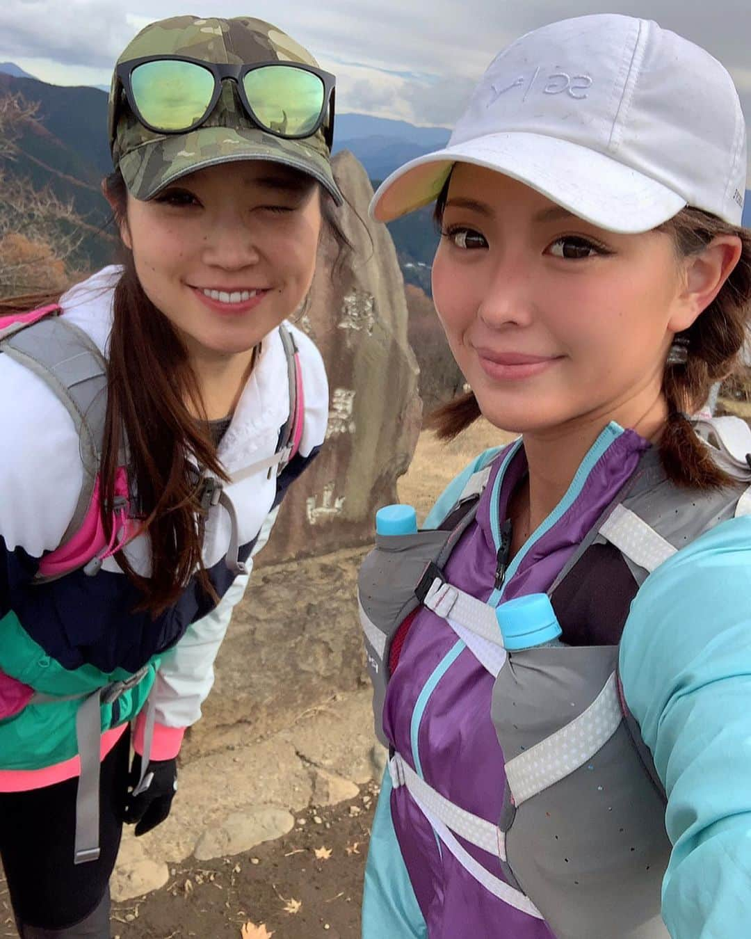 さーたんさんのインスタグラム写真 - (さーたんInstagram)「* * * 初トレイルラン🏔🌈🏃‍♀️🔥 陣馬山往復30km挑戦‼️ * 開始10分でやるって言うたこと後悔したレベルで キツすぎて走りきれるか不安だったけど もうこれは根性勝負だ🔥と思い 半泣きなりながらなんとか完走😇🎉 * 久しぶりにと言うか 過去1過酷で辛かった🤦‍♀️⚡️笑 でもそれ以上に感動と達成感あった😌💓 挑戦してよかった🌈 * @tomomi_fitness  @yukolifetailor  @rinapoyo.1129  一緒に走ってくれて ありがとうございました🙇‍♀️❤️ * * 山の30kmは平地の60kmくらいらしい😇 フルマラソン行ける気がしてきた🤪 練習して来年出ようかな🏃‍♀️🔥 * * *」12月6日 23時04分 - saachi_10