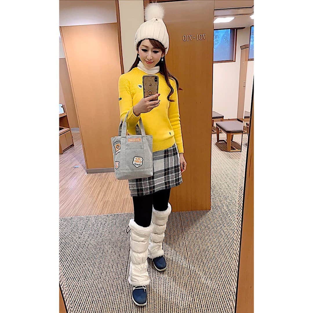 和泉佳子さんのインスタグラム写真 - (和泉佳子Instagram)「今日は、毎年参加させていただいている恒例の忘年ゴルフコンペでした✨ 紅葉が残る麻倉ゴルフ倶楽部🍁 . 今日から気温がグンと下がり、本格的な冬のゴルフ⛳️ . そんな今日のゴルフコーディネート💗 . イエローのカシミヤニットは、 @masterbunnyedition_official . タータンチェック柄のニットスカートは、 @callawaygolf_japan . ホワイトのタートルネックのインナーは、 @uniqlo のヒートテックです. . カートバッグは、 @jackbunny_official . 今朝は冷え込んだので、レッグウォーマー、ニット帽で防寒対策もバッチリです🙆‍♀️✨ . あ！防寒対策といえば・・・ 今年初めて背中にホッカイロを２枚貼ってラウンドしました😉（笑） . 寒くても大好きなゴルフはしたい😆💕 そんな私のゴルフコーディネートでした💗 . . . #和泉佳子 #25ans #ヴァンサンカン #エレブロガー  #ゴルフコーディネート #麻倉ゴルフ倶楽部　#キャロウェイ #マスターバニーエディション #ユニクロ #ジャックバニー #ヒートテック #ゴルフ #ゴルフ女子」12月6日 23時09分 - yoshiko_izumi