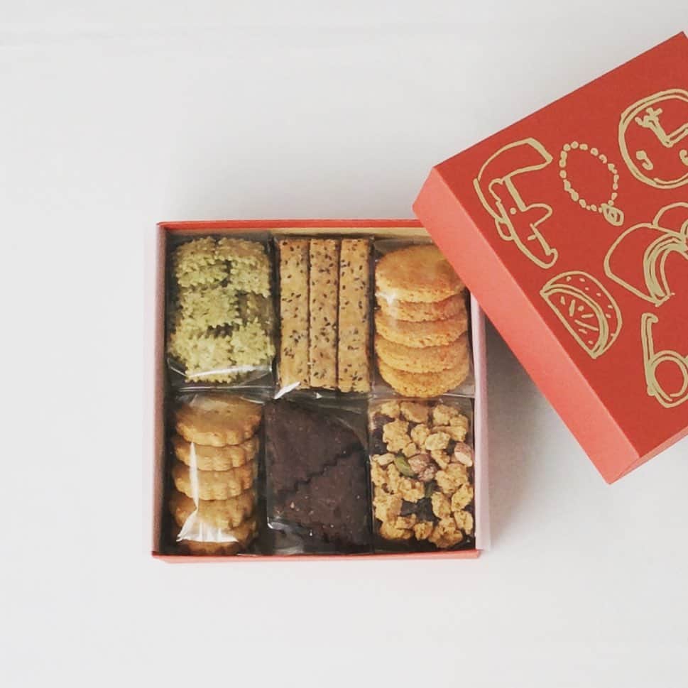 なかしましほ（foodmood）さんのインスタグラム写真 - (なかしましほ（foodmood）Instagram)「今月のクッキーBOXは赤×金色の限定色。内容もみそがほんのり効いた甘じょっぱいごまみそクッキー、こっくりココア味のウィンタージンジャーなど、冬らしいクッキーが入ります。 プレゼントや帰省のお土産のご注文が多いため、早めに受付を終了する場合がございます。 日にちが決まりましたらお早めにお電話でご予約ください。」12月6日 14時16分 - foodmoodshop
