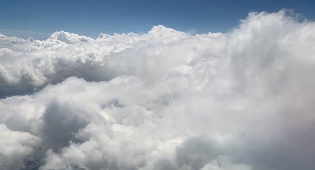 石川千裕（ちぴたん）さんのインスタグラム写真 - (石川千裕（ちぴたん）Instagram)「・ ☁️ 雲すぎた雲。 飛行機乗りたい。 韓国行きたい。 空の上からの雲。 ・」12月6日 14時28分 - chipitan_1215