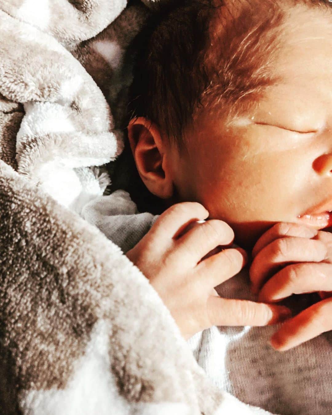 磯部映見さんのインスタグラム写真 - (磯部映見Instagram)「Welcome to the world baby Louis! arriving on 25/11/2019・we love you so much 我が家の次男坊を産んできました。 私たちのもとに産まれてくれて本当に本当にありがとう。 この場をかりて、安産を願って下さったみなさま、ありがとうこざいました・ 💓  #ご報告 #whatahappythanksgiving」12月6日 14時20分 - aimee_isobe