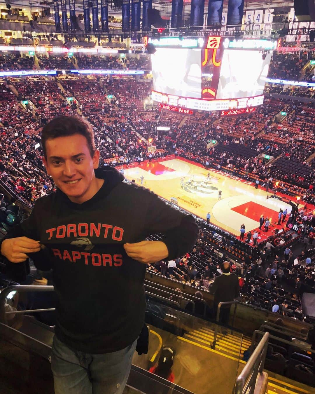 MAJOROS Benceのインスタグラム：「NBA🏀 #houstonrocketsvstorontoraptors」