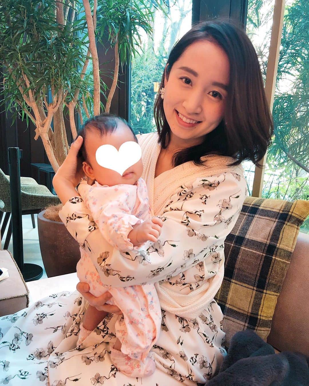 のインスタグラム：「ゆりちゃんが撮ってくれた写真♡ ありがとう😊  娘とは花柄リンクコーデ💐🤱 娘のお洋服たくさん欲しくなっちゃうなぁ👗すぐサイズアウトしてしまうので買いすぎ注意ですよね😂💦 抱っこ紐は、コニー @konny.jp 🐧コートの下につけてもゴワつかない♡ 防寒ケープ付のダウンの日と、パパと共用の日はエルゴです☺️ #ママコーデ #ママ #女の子ママ #女の子ベビー #花柄コーデ #抱っこ紐 #コニー #エルゴ #生後2ヶ月 #赤ちゃん #赤ちゃんのいる暮らし #baby #babygirl」