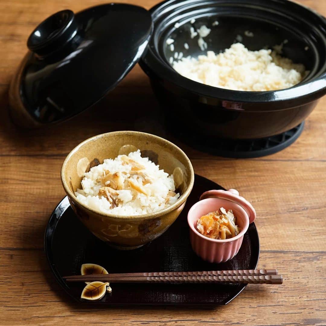 hirokoさんのインスタグラム写真 - (hirokoInstagram)「🌱2019.12.6（金） ✽.｡.:*・ﾟ #hiroponのおうちごはん  久しぶりのご飯で〜す @dashi_gura さんの#鯛めしだし茶漬け を使って 簡単に#鯛めし ですよ  鯛とだしパックが入ってるから洗ったお米にのせて炊くだけ 炊きあがったら だしパックを取り出し混ぜるだけ あっさりした味で美味し〜い ご飯は#かまどさん電気 で炊きました やっぱり↑美味しく炊けるよね〜  お茶漬け用のだし（4パック）も付いてるので お茶漬けとしても美味しくいただけます  関西おだし専門店#だし蔵 チェック▷▶︎ http://www.kansai-odashi.com/  #だし蔵アンバサダー #だしカップ#だし茶漬け#無添加だし#関西限定#大阪限定﻿ #ヨムーノ #ヨムーノメイト #インスタフード #おうちごはん通信 #おうちごはんLover #くらしメイド #フーディーテーブル #マカロニメイト #デリミア #デリスタグラマー #バランスの良い食事 #てづくりごはん365 #うちのシェフ #炊き込みご飯 #snapdish #macaroni #kurashirufood #locari_kitchen #lin_stagrammer﻿ ・」12月6日 14時41分 - hiropon0201