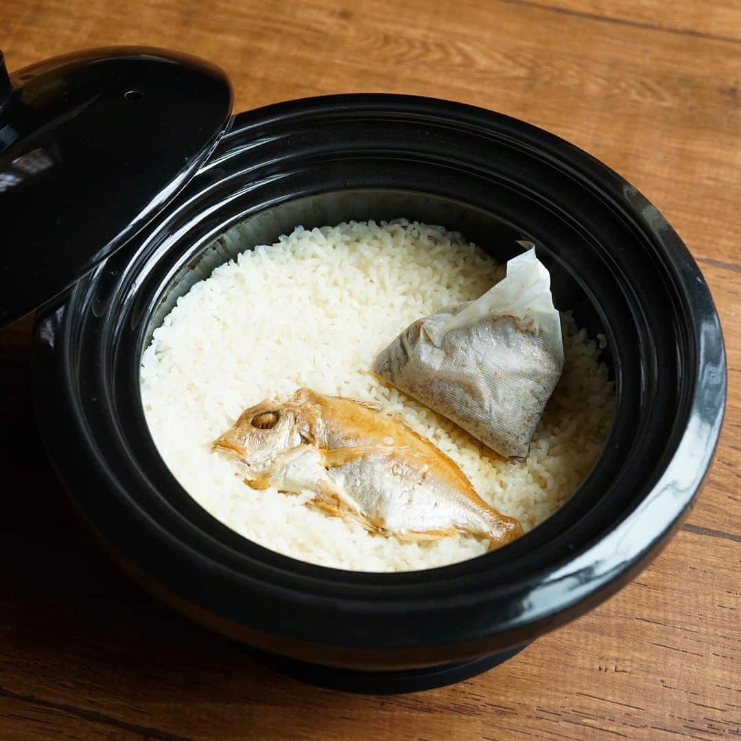 hirokoさんのインスタグラム写真 - (hirokoInstagram)「🌱2019.12.6（金） ✽.｡.:*・ﾟ #hiroponのおうちごはん  久しぶりのご飯で〜す @dashi_gura さんの#鯛めしだし茶漬け を使って 簡単に#鯛めし ですよ  鯛とだしパックが入ってるから洗ったお米にのせて炊くだけ 炊きあがったら だしパックを取り出し混ぜるだけ あっさりした味で美味し〜い ご飯は#かまどさん電気 で炊きました やっぱり↑美味しく炊けるよね〜  お茶漬け用のだし（4パック）も付いてるので お茶漬けとしても美味しくいただけます  関西おだし専門店#だし蔵 チェック▷▶︎ http://www.kansai-odashi.com/  #だし蔵アンバサダー #だしカップ#だし茶漬け#無添加だし#関西限定#大阪限定﻿ #ヨムーノ #ヨムーノメイト #インスタフード #おうちごはん通信 #おうちごはんLover #くらしメイド #フーディーテーブル #マカロニメイト #デリミア #デリスタグラマー #バランスの良い食事 #てづくりごはん365 #うちのシェフ #炊き込みご飯 #snapdish #macaroni #kurashirufood #locari_kitchen #lin_stagrammer﻿ ・」12月6日 14時41分 - hiropon0201
