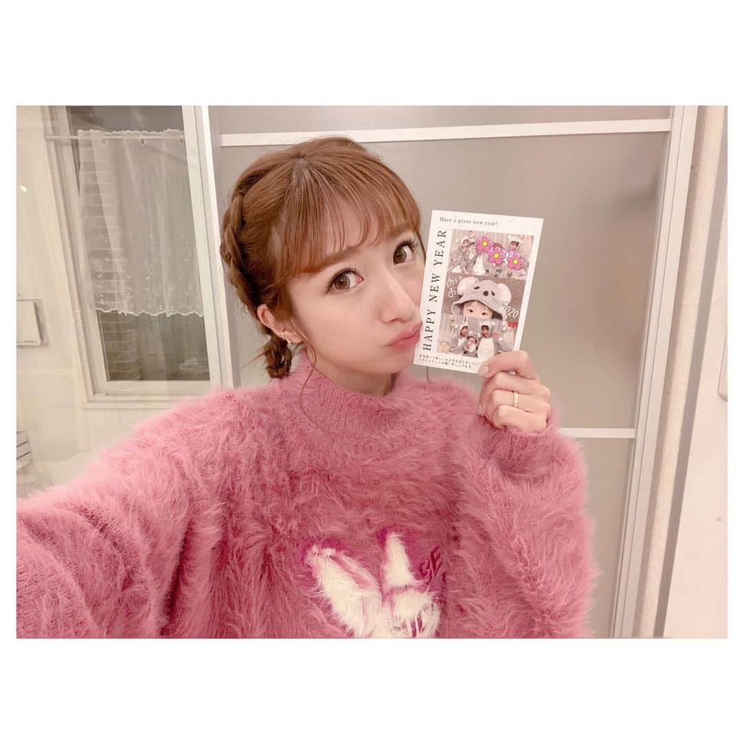 辻希美さんのインスタグラム写真 - (辻希美Instagram)「家族アルバムアプリ「みてね」から新アプリ 【みてね年賀状】を使って作ってみたょ🐭💕 このアプリひとつで年賀状のデザイン作成から注文まで簡単に出来ちゃうから来年はねずみ年ってことで早速杉浦ファミリーで🐭💕💕💕✨✨ かわいいデザインが1000種類以上あって、文字も入れられるから思い通りの年賀状が作れるょ❤️ しかもその日の24時までに注文すればなんと最短で翌日出荷してくれるんだって🐭💕💕👏 宛名の印刷も宛名帳に住所登録しておけば次からは選ぶだけで楽チン😉💕💕👍 もちろんみてねのアプリと連携すれば写真もすぐ選べるからホントにオススメだょ😄💕💕👍 #PR  #みてね年賀状  #みてね  #みてねアプリ  #年賀状 #我が家の年賀状 #杉浦ファミリー @mitene_official」12月6日 14時42分 - tsujinozomi_official