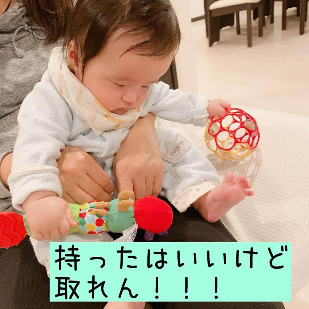 しほの涼のインスタグラム：「🙆‍♀️持つ 🙅‍♀️離す  残念‼️🤣 頑張ってブンブン振って取ろうとしてるけど無意識に握りしめちゃって離せません😅  #ハンドリガード#おもちゃ#握れます#離せません#生後4か月#赤ちゃんのいる生活#赤ちゃんのいる暮らし#赤ちゃんとの生活#令和ベイビー#令和ベビー#女の子ベビー#女の子ベイビー#笑神娘さん」