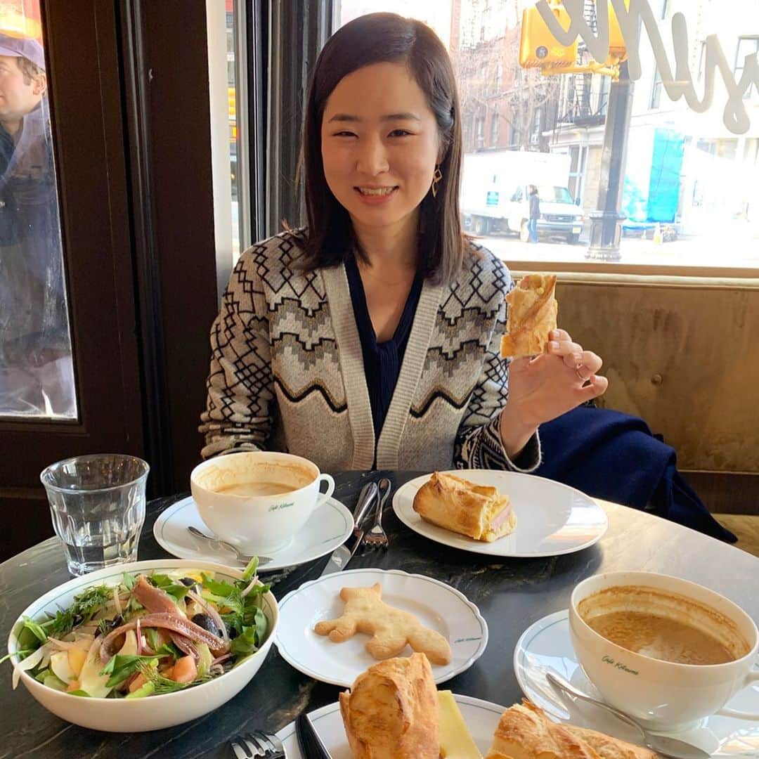 早川茉希さんのインスタグラム写真 - (早川茉希Instagram)「📍Cafe Kitsune New York 🦊  ストーリーズばかり投稿してたら こちらに記録できていない写真がたくさん😱  ボストンから来ていたはやみちゃん(@hayamikoga )と 気になっていたKitsune Cafeで週末ランチ🍽🥗 ・ 11時に行ったら運良く入れたけれど すぐに満席になりました🦊 ケーキも美味しそうだったな🤤🍰 ・ アメリカで逞しく頑張る日本人女性と会うと 刺激を受けます✨ ハーバードで研究に励んでいるはやみちゃんは、 そんな応援したい友人の一人🥺 ボストンに行ったら案内してもらおう🏫☺️ その前にまたNYで会おうね😍👍🏻 ・ #nyc #ny #nyccafe #cafekitsune #kitsune #lunchtime #ニューヨーク #ニューヨークカフェ #カフェ好き #アメリカ暮らし #キツネカフェ #週末ランチ #makiカフェinニューヨーク #🍽 #🦊」12月6日 14時47分 - maki_hayakawa