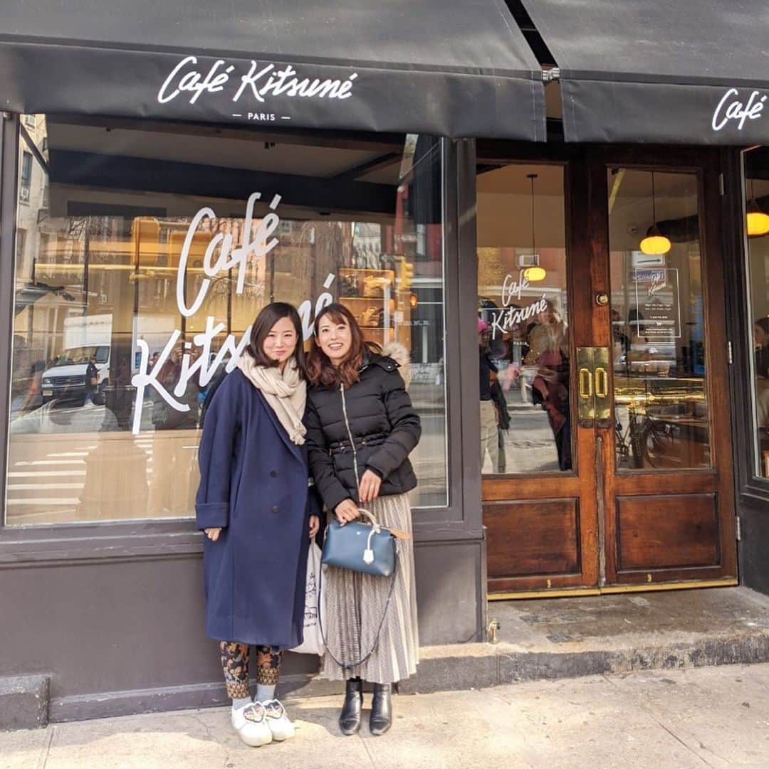 早川茉希さんのインスタグラム写真 - (早川茉希Instagram)「📍Cafe Kitsune New York 🦊  ストーリーズばかり投稿してたら こちらに記録できていない写真がたくさん😱  ボストンから来ていたはやみちゃん(@hayamikoga )と 気になっていたKitsune Cafeで週末ランチ🍽🥗 ・ 11時に行ったら運良く入れたけれど すぐに満席になりました🦊 ケーキも美味しそうだったな🤤🍰 ・ アメリカで逞しく頑張る日本人女性と会うと 刺激を受けます✨ ハーバードで研究に励んでいるはやみちゃんは、 そんな応援したい友人の一人🥺 ボストンに行ったら案内してもらおう🏫☺️ その前にまたNYで会おうね😍👍🏻 ・ #nyc #ny #nyccafe #cafekitsune #kitsune #lunchtime #ニューヨーク #ニューヨークカフェ #カフェ好き #アメリカ暮らし #キツネカフェ #週末ランチ #makiカフェinニューヨーク #🍽 #🦊」12月6日 14時47分 - maki_hayakawa