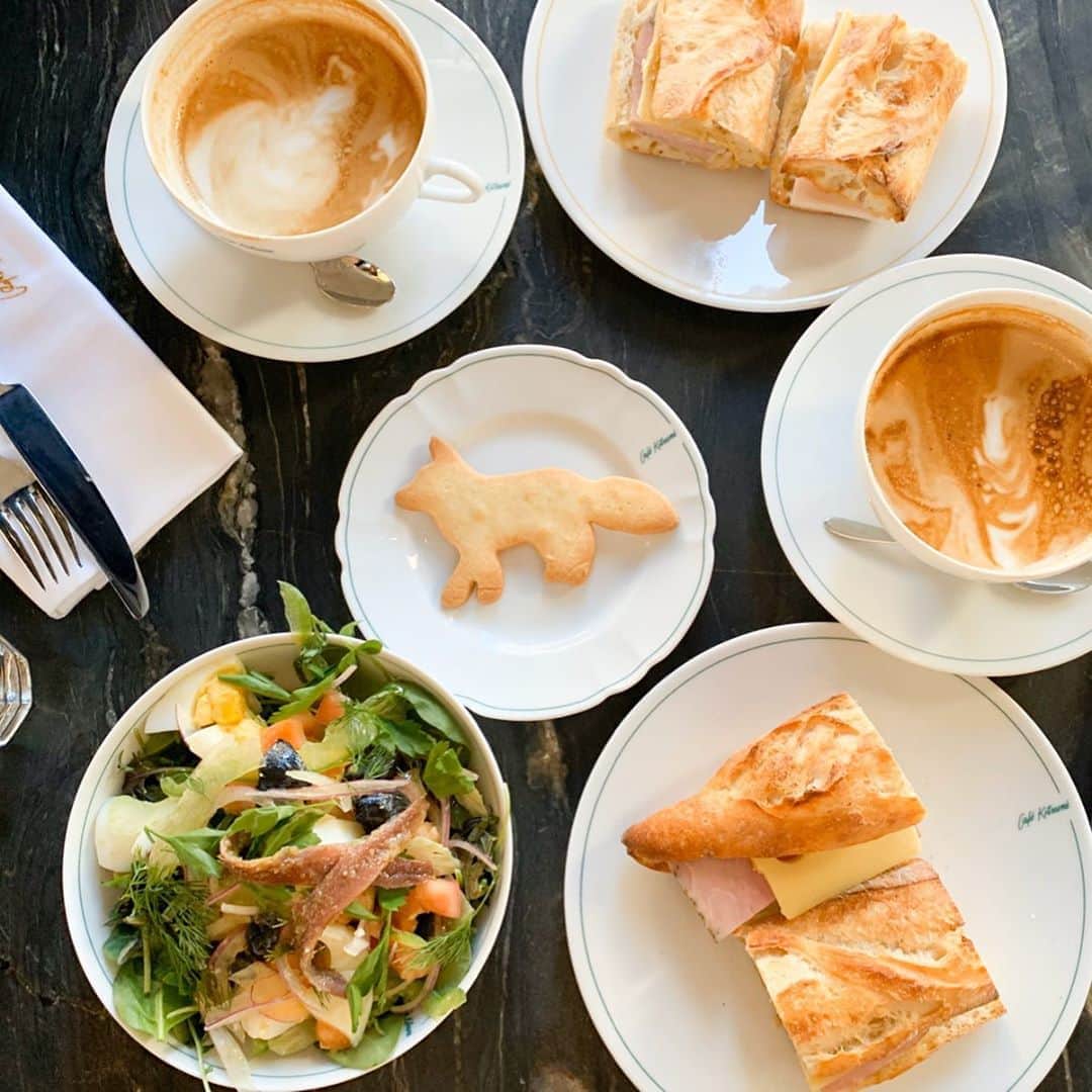 のインスタグラム：「📍Cafe Kitsune New York 🦊  ストーリーズばかり投稿してたら こちらに記録できていない写真がたくさん😱  ボストンから来ていたはやみちゃん(@hayamikoga )と 気になっていたKitsune Cafeで週末ランチ🍽🥗 ・ 11時に行ったら運良く入れたけれど すぐに満席になりました🦊 ケーキも美味しそうだったな🤤🍰 ・ アメリカで逞しく頑張る日本人女性と会うと 刺激を受けます✨ ハーバードで研究に励んでいるはやみちゃんは、 そんな応援したい友人の一人🥺 ボストンに行ったら案内してもらおう🏫☺️ その前にまたNYで会おうね😍👍🏻 ・ #nyc #ny #nyccafe #cafekitsune #kitsune #lunchtime #ニューヨーク #ニューヨークカフェ #カフェ好き #アメリカ暮らし #キツネカフェ #週末ランチ #makiカフェinニューヨーク #🍽 #🦊」