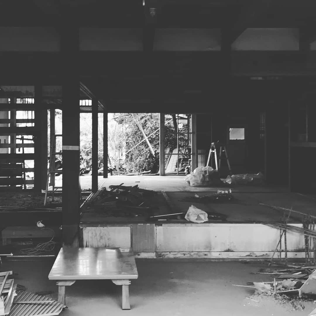 AS IT IS Inc.さんのインスタグラム写真 - (AS IT IS Inc.Instagram)「石岡市I様邸新築工事 ・ 母屋を建て替えして、新築工事です。 母屋は奥様が生まれ育った建物です。 ・ 思い出が詰まった建物の古材を再利用して新築の建物に取り入れます。 1. ケヤキの大黒柱 2. 50cmはある梁(地松?) 3. 差し鴨居 4. 格子戸、板戸 5. 板張り天井 6. 外部アプローチに鉄平石 ・ 主に上記を再利用します。 特に柱や梁は解体時に丁寧に解体しないと再利用できなくなってしまいます。解体からしっかりと現場を見届けるのと、大工さんには手刻みでの加工をやって頂きます。 ＊⁠ ＊⁠ more photos…@asitisinc.official⁠ ＊⁠ ＊⁠ #asitisつくば⁠  #工務店 ⁠  #注文住宅 ⁠  #リノベーション⁠  #住宅 ⁠  #木の家 ⁠  #木造 ⁠  #一戸建て ⁠  #新築 ⁠  #マイホーム ⁠  #自然素材 ⁠  #家 ⁠  #無垢材 ⁠  #茨城県 ⁠  #つくば ⁠  #設計事務所 ⁠  #施工事例⁠  #tsukuba ⁠  #ibaraki ⁠⁠ #漆喰 ⁠  #鉄平石 ⁠  #石岡市I様邸新築」12月6日 14時47分 - asitis.ibaraki