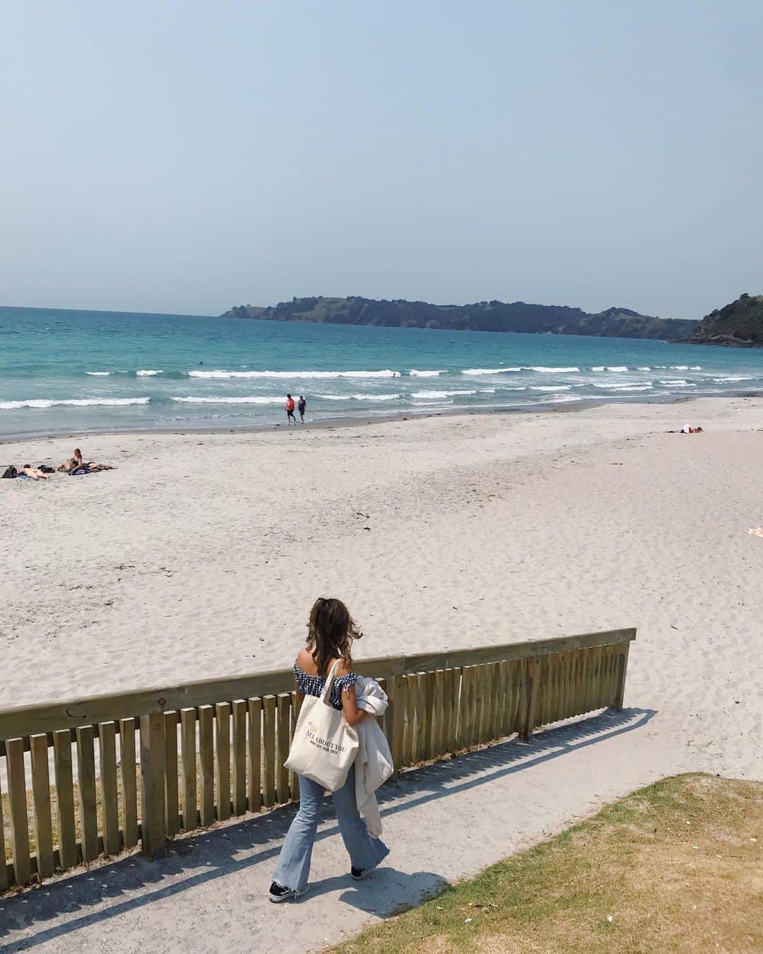 宮崎絹子さんのインスタグラム写真 - (宮崎絹子Instagram)「今日は朝からWaiheke Islandへ💙 オークランドの街からフェリーで30分で着く島。わかりやすいくらい島に来たらご満悦🤣 本当に島のゆっくりした時間も、海も、風も、雰囲気も、大好き。 ㅤㅤㅤㅤㅤㅤㅤㅤㅤㅤㅤㅤㅤ やっぱりここにもオーガニックなものがたくさん！人もみーんな優しいし、犬もフレンドリー🐩🐶🐕 ㅤㅤㅤㅤㅤㅤㅤㅤㅤㅤㅤㅤㅤ EcoZipで丘の上から景色をみたり(ちょ〜こわかったけどちょ〜たのしかったwこれに参加するとこの島の森の為の寄付ができるの！) Oyster Innでこの島で取れた牡蠣を食べたり みんなのオススメBeachで昼寝をしたり のんびりした時間を過ごしたよ！ 次来るときは1週間くらいここにいたい🌿  #ニュージーランド #NZmustDo #onassignmentfor @purenewzealand #newzealand #babykiy_newzealand」12月6日 14時49分 - babykiy