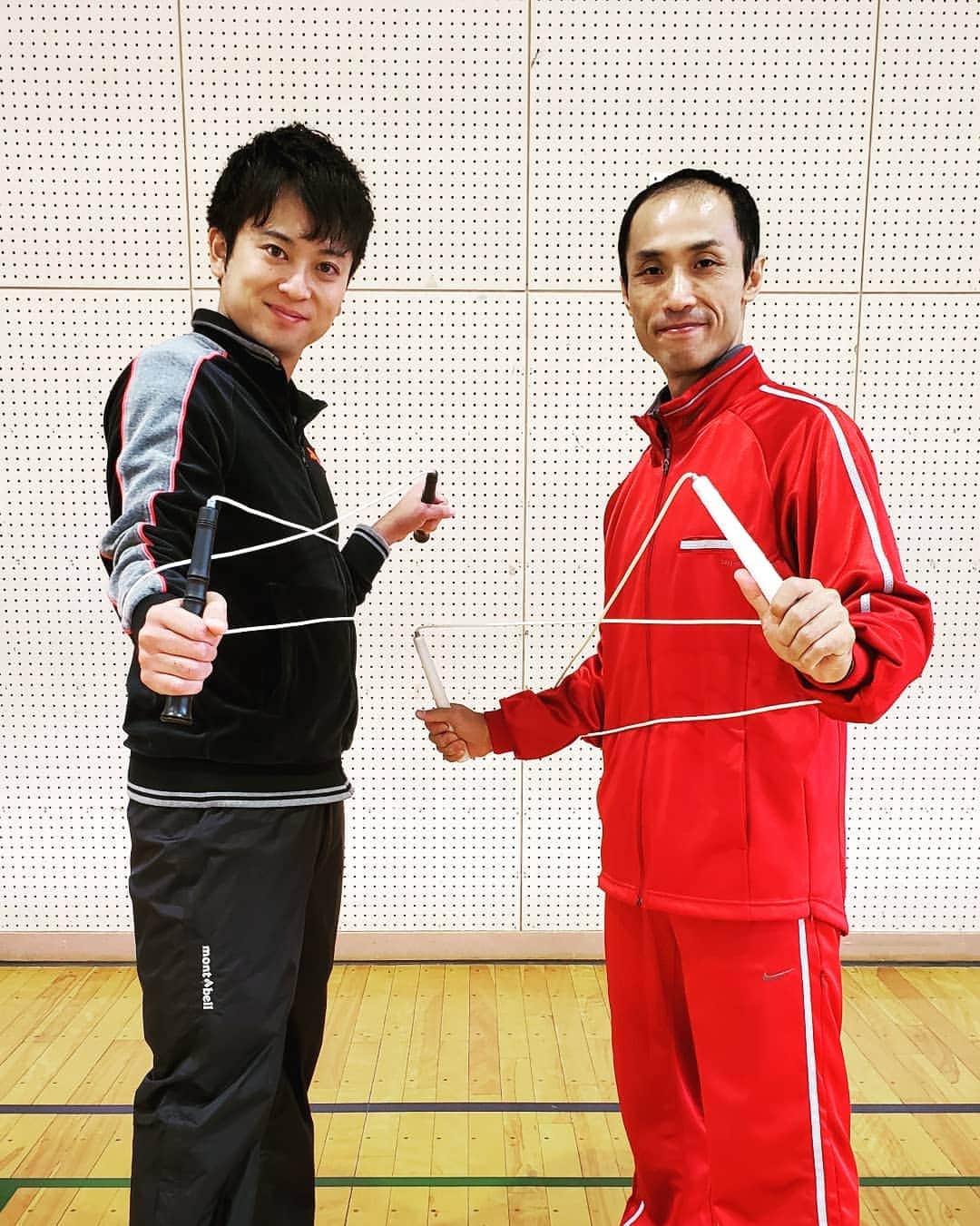 飯田嘉太のインスタグラム：「今週のイイダスポーツは 縄跳びパフォーマーの田口師永さんでした☺️ ･ ･ あのシルク・ドゥ・ソレイユとも 日本人男性では初の契約を果たした経歴も持ち 現在も縄跳びの魅力を伝え続けています👏  跳ぶだけじゃなく引っ掛ける･絡ませるなど 縄跳びの可能性を追究している田口さんの技に 子供たちも凄いを連発していました😆 ･ ･ 縄跳びで特に交差跳びが苦手な人は 持ち手が長いものを使うと良いそうですよ✨  田口さんの超絶縄跳びは最後をご覧下さい😂  #スキッピングロープ #縄跳び #パフォーマンス #縄跳び師 #パフォーマー #田口師永 さん #超絶技巧 #目にもとまらぬ早技 #エンターテイナー #skippingrope #entertainer #performer #シルクドゥソレイユ #石川テレビ #石川さん #livenewsit #イイダスポーツ #アナウンサー #announcer  #飯田嘉太」