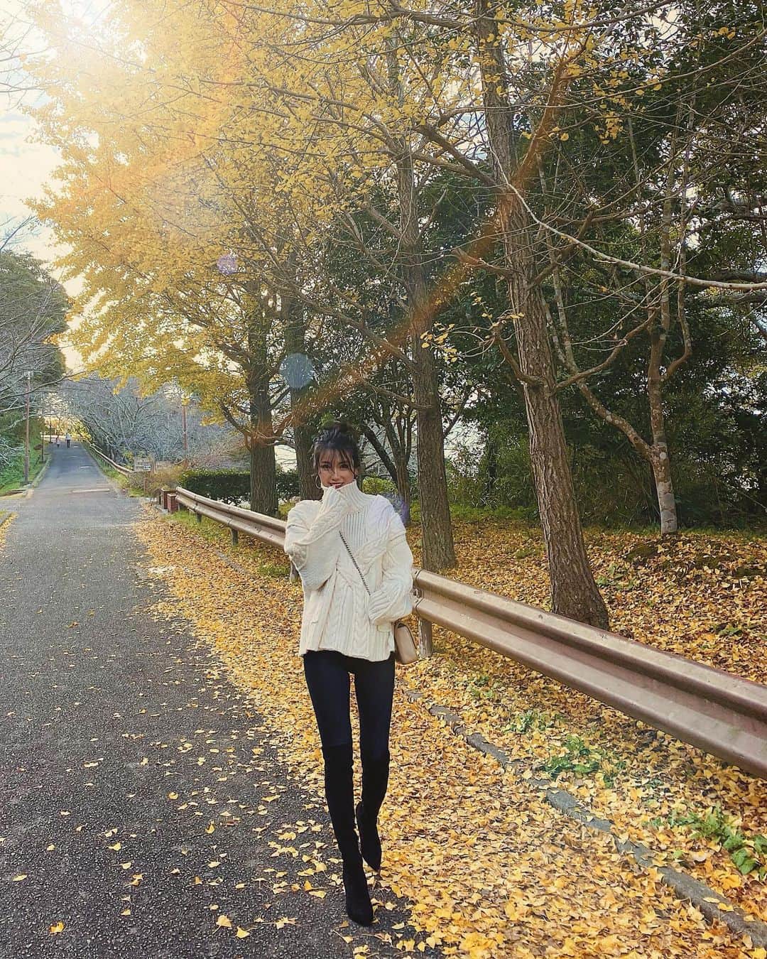 吉田愛璃のインスタグラム：「秋も終わりか〜🍂 .  #めっきり寒い #冬がはじまるよ #落ち葉 #踏んで歩くの好き #白ニット好き #ニーハイ好き #デニム好き #この組み合わせが最強 #好きに生きる」