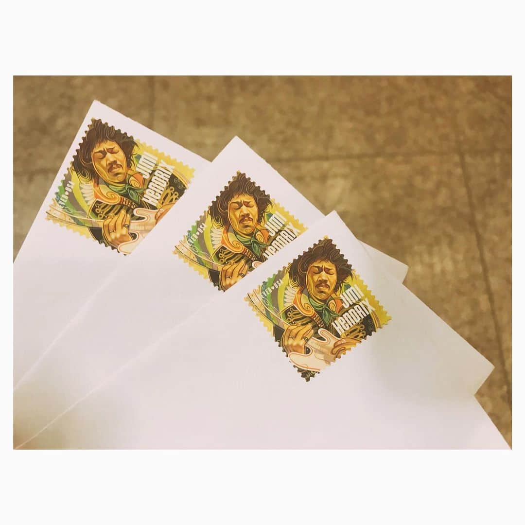 荒川れん子のインスタグラム：「Jimi Hendrix stamp💌 ついに普通使いしてしまったジミヘン切手😆 . . #hawaii #stamp #jimihendrix #luckywelivehawaii #art #musician #stationary #foreverstamps #hawaiistagram #instahawaii #trip #lifeisajourney #hawaiilife #lifeisbeautiful #ハワイ #ハワイ暮らし #ハワイ旅行 #旅 #日々の暮らし #切手 #手紙 #雑貨好き #ジミヘン #普段使い #収集癖 #ステーショナリー #ミュージシャン #シリーズ #文房具」