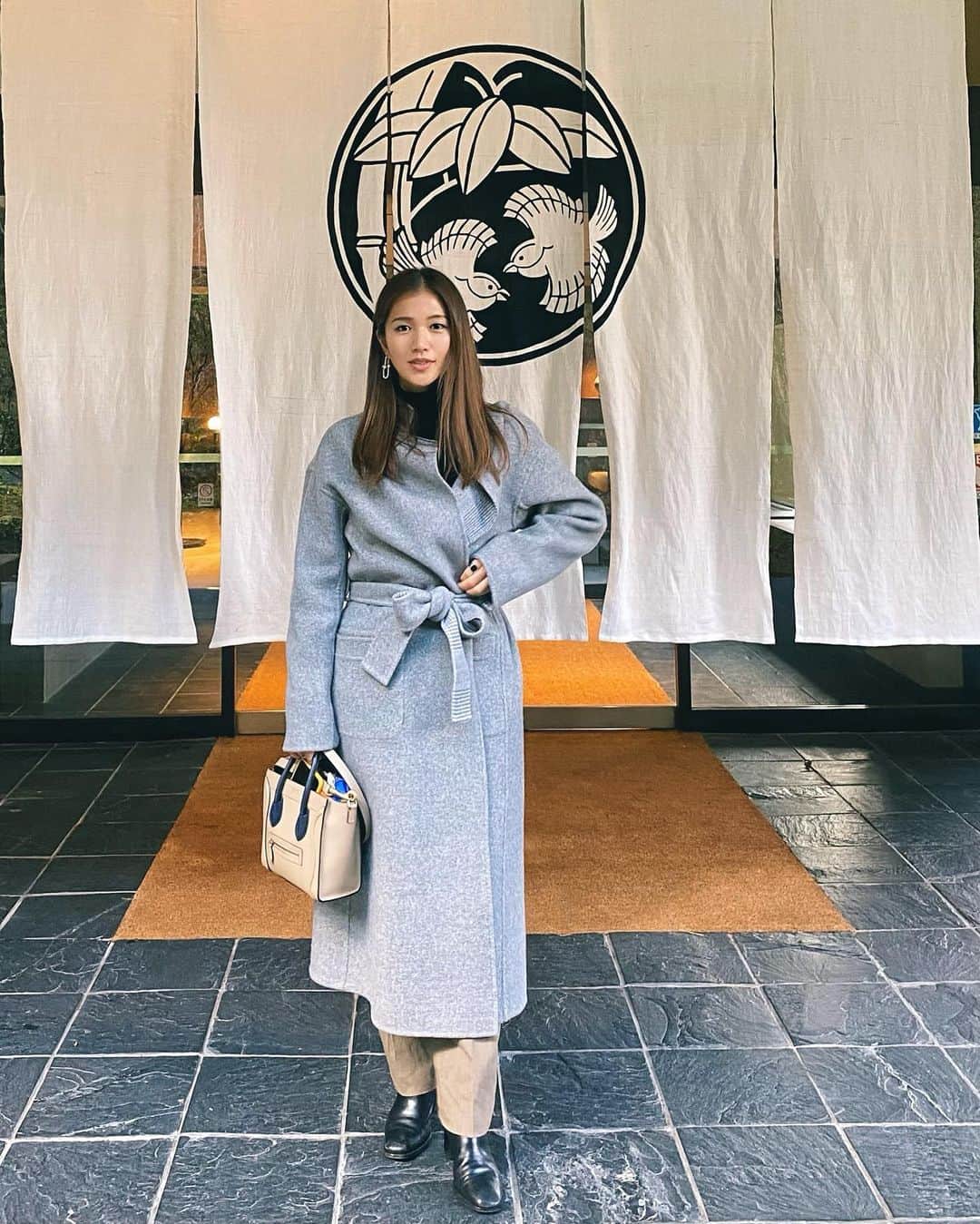 上原歩さんのインスタグラム写真 - (上原歩Instagram)「この冬ヘビロテのこのコート♡ リバーシブルで反対面は淡いブルーベースのチェックなの。 どっち側もとっても使えてめちゃくちゃ可愛い大正解💙　@aquagirl_official  今日はなに着ようかな。 ・ #love #happy #life #instagood #aquagirl #fashion」12月6日 15時05分 - ayumiuehara