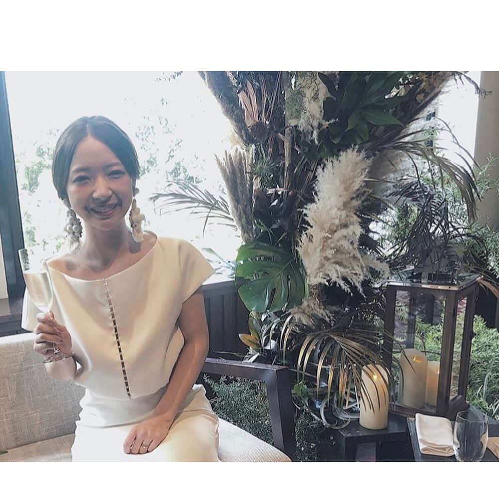 みんなのウェディングさんのインスタグラム写真 - (みんなのウェディングInstagram)「. ====================== #みんなのウェディング をつけてお写真を投稿してください📸💕 素敵な投稿は記事内や公式IGで ご紹介させていただきます♡ ====================== . 悩みに悩んだ、ウェディングドレス😌 ． ファーストミート後、やっぱりこのドレスにして良かった☺️❣️と思った花嫁さん👰💐 . 露出も少なめで、体にピッタリしていないのにスッキリシルエット✨ . 多くの方がイメージする、THE❗️なウェディングドレス👗ではないけれど、女性だけでなく男性ゲストからも好評だったそう☺️💓 . バックに付いているパールも素敵…❤️ . 一人でも多くの花嫁さんが、何度でも見返したくなる「お気に入りの一着」に出会って、当日を楽しめますように😌💕 . . . @uro__wed さんのpicを ご紹介させていただきました 👰🏻🤵🏻💒✨ ありがとうございます 😊💕 . . . **************************************** 結婚式準備に役立つ情報毎日更新中🎉 詳しくはプロフィールリンク🔗をcheck❣️ . . 👉結婚式場の口コミや本当の費用明細は 《みんなのウェディングTOP》へ💓 . 👉結婚式準備に役立つアイデアは 《みんなのウェディングの記事を読む》へ💓 . 👉「こんなときみんなはどうしたの？😢」 みんなに意見やアドバイスをもらいたい花嫁さんは 《花コミュ》へ💓 . . ****************************************. . . #プレ花嫁 #結婚準備 #結婚 #ブライダル #卒花 #卒花嫁 #結婚準備 #2020冬婚 #2020春婚 #2019夏婚 #2019秋婚 #大人婚  #大人花嫁  #ドレス選び #ドレス迷子 #ウェディングドレス #👗 #レラローズ #lelarose #ウェディングブーケ #ブーケ #ワイルドブーケ #卒花 #卒花嫁 #卒花しました」12月6日 15時09分 - minnano_wedding