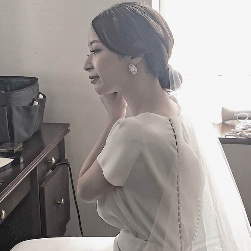みんなのウェディングさんのインスタグラム写真 - (みんなのウェディングInstagram)「. ====================== #みんなのウェディング をつけてお写真を投稿してください📸💕 素敵な投稿は記事内や公式IGで ご紹介させていただきます♡ ====================== . 悩みに悩んだ、ウェディングドレス😌 ． ファーストミート後、やっぱりこのドレスにして良かった☺️❣️と思った花嫁さん👰💐 . 露出も少なめで、体にピッタリしていないのにスッキリシルエット✨ . 多くの方がイメージする、THE❗️なウェディングドレス👗ではないけれど、女性だけでなく男性ゲストからも好評だったそう☺️💓 . バックに付いているパールも素敵…❤️ . 一人でも多くの花嫁さんが、何度でも見返したくなる「お気に入りの一着」に出会って、当日を楽しめますように😌💕 . . . @uro__wed さんのpicを ご紹介させていただきました 👰🏻🤵🏻💒✨ ありがとうございます 😊💕 . . . **************************************** 結婚式準備に役立つ情報毎日更新中🎉 詳しくはプロフィールリンク🔗をcheck❣️ . . 👉結婚式場の口コミや本当の費用明細は 《みんなのウェディングTOP》へ💓 . 👉結婚式準備に役立つアイデアは 《みんなのウェディングの記事を読む》へ💓 . 👉「こんなときみんなはどうしたの？😢」 みんなに意見やアドバイスをもらいたい花嫁さんは 《花コミュ》へ💓 . . ****************************************. . . #プレ花嫁 #結婚準備 #結婚 #ブライダル #卒花 #卒花嫁 #結婚準備 #2020冬婚 #2020春婚 #2019夏婚 #2019秋婚 #大人婚  #大人花嫁  #ドレス選び #ドレス迷子 #ウェディングドレス #👗 #レラローズ #lelarose #ウェディングブーケ #ブーケ #ワイルドブーケ #卒花 #卒花嫁 #卒花しました」12月6日 15時09分 - minnano_wedding