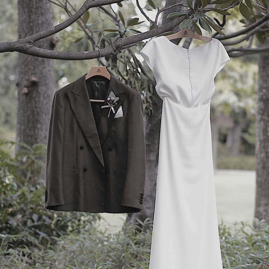 みんなのウェディングさんのインスタグラム写真 - (みんなのウェディングInstagram)「. ====================== #みんなのウェディング をつけてお写真を投稿してください📸💕 素敵な投稿は記事内や公式IGで ご紹介させていただきます♡ ====================== . 悩みに悩んだ、ウェディングドレス😌 ． ファーストミート後、やっぱりこのドレスにして良かった☺️❣️と思った花嫁さん👰💐 . 露出も少なめで、体にピッタリしていないのにスッキリシルエット✨ . 多くの方がイメージする、THE❗️なウェディングドレス👗ではないけれど、女性だけでなく男性ゲストからも好評だったそう☺️💓 . バックに付いているパールも素敵…❤️ . 一人でも多くの花嫁さんが、何度でも見返したくなる「お気に入りの一着」に出会って、当日を楽しめますように😌💕 . . . @uro__wed さんのpicを ご紹介させていただきました 👰🏻🤵🏻💒✨ ありがとうございます 😊💕 . . . **************************************** 結婚式準備に役立つ情報毎日更新中🎉 詳しくはプロフィールリンク🔗をcheck❣️ . . 👉結婚式場の口コミや本当の費用明細は 《みんなのウェディングTOP》へ💓 . 👉結婚式準備に役立つアイデアは 《みんなのウェディングの記事を読む》へ💓 . 👉「こんなときみんなはどうしたの？😢」 みんなに意見やアドバイスをもらいたい花嫁さんは 《花コミュ》へ💓 . . ****************************************. . . #プレ花嫁 #結婚準備 #結婚 #ブライダル #卒花 #卒花嫁 #結婚準備 #2020冬婚 #2020春婚 #2019夏婚 #2019秋婚 #大人婚  #大人花嫁  #ドレス選び #ドレス迷子 #ウェディングドレス #👗 #レラローズ #lelarose #ウェディングブーケ #ブーケ #ワイルドブーケ #卒花 #卒花嫁 #卒花しました」12月6日 15時09分 - minnano_wedding