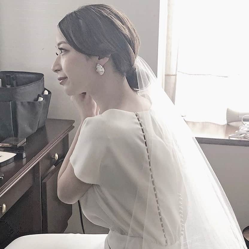 みんなのウェディングさんのインスタグラム写真 - (みんなのウェディングInstagram)「. ====================== #みんなのウェディング をつけてお写真を投稿してください📸💕 素敵な投稿は記事内や公式IGで ご紹介させていただきます♡ ====================== . 悩みに悩んだ、ウェディングドレス😌 ． ファーストミート後、やっぱりこのドレスにして良かった☺️❣️と思った花嫁さん👰💐 . 露出も少なめで、体にピッタリしていないのにスッキリシルエット✨ . 多くの方がイメージする、THE❗️なウェディングドレス👗ではないけれど、女性だけでなく男性ゲストからも好評だったそう☺️💓 . バックに付いているパールも素敵…❤️ . 一人でも多くの花嫁さんが、何度でも見返したくなる「お気に入りの一着」に出会って、当日を楽しめますように😌💕 . . . @uro__wed さんのpicを ご紹介させていただきました 👰🏻🤵🏻💒✨ ありがとうございます 😊💕 . . . **************************************** 結婚式準備に役立つ情報毎日更新中🎉 詳しくはプロフィールリンク🔗をcheck❣️ . . 👉結婚式場の口コミや本当の費用明細は 《みんなのウェディングTOP》へ💓 . 👉結婚式準備に役立つアイデアは 《みんなのウェディングの記事を読む》へ💓 . 👉「こんなときみんなはどうしたの？😢」 みんなに意見やアドバイスをもらいたい花嫁さんは 《花コミュ》へ💓 . . ****************************************. . . #プレ花嫁 #結婚準備 #結婚 #ブライダル #卒花 #卒花嫁 #結婚準備 #2020冬婚 #2020春婚 #2019夏婚 #2019秋婚 #大人婚  #大人花嫁  #ドレス選び #ドレス迷子 #ウェディングドレス #👗 #レラローズ #lelarose #ウェディングブーケ #ブーケ #ワイルドブーケ #卒花 #卒花嫁 #卒花しました」12月6日 15時09分 - minnano_wedding