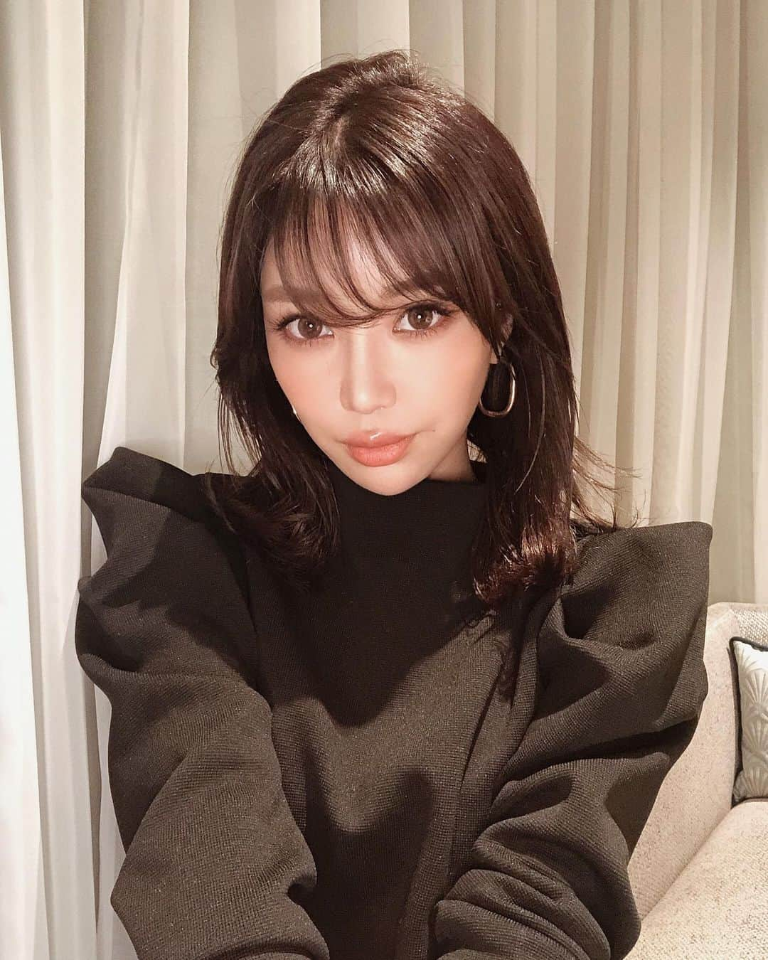 梯真奈美さんのインスタグラム写真 - (梯真奈美Instagram)「insta liveのときのコスメの質問たくさんもらったから残しておくね😘 リップは、 SHISEHDOの201cyber beige チークは、 M.A.Cのナチュリーフローレス アイシャドウは、 M.A.Cのソバ YSLのシークインクラッシュ6 カラコンは、 ラルムのハニースウィート🍯🐝 オレンジメイクだよ🍊🧡 #メイク #コスメ #カラコン」12月6日 15時18分 - official_manami