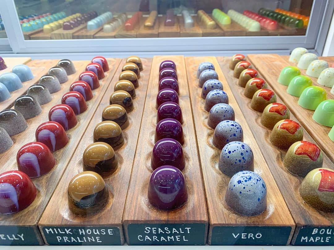 のインスタグラム：「📍Stick With Me 🍫  Shiny chocolates💫 Their caramels are also awesome♥️ (can't chew it though🤣) ・ #美しいチョコレート #惑星っぽい #キャラメル美味しかった #グミで詰め物が取れて以降 #怖くて噛めない #辛 #一方一瞬でキャラメル食べるあやちゃん😋笑 #nyc #ny #chocolates #stickwithme #soho #sweets #nysweets #ニューヨーク #ニューヨーク生活 #スイーツ好き #アメリカ暮らし #お出かけ好き #makiカフェinニューヨーク」