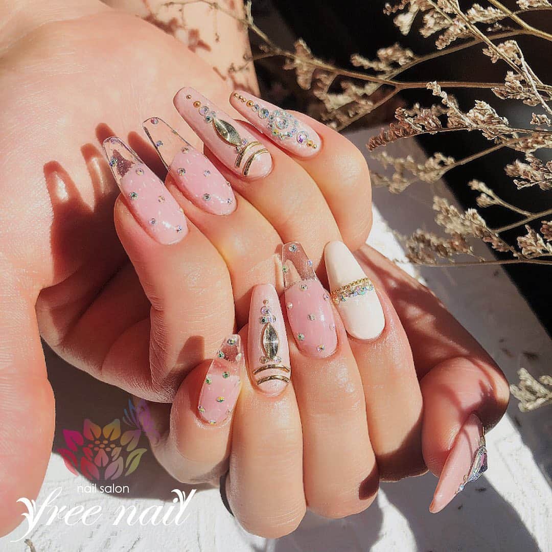 free nail フリーネイルのインスタグラム：「. お客様ネイル💅🏻💠 . ビューティーロング💗✨ . 長さ出しもお任せください💅🏻💗 . ご来店ありがとうございました🙇🏻‍♀️🙇🏻‍♀️🙇🏻‍♀️💗 . #ネイルアート #ジェルネイル #ネイルサロン #大阪ネイルサロン #ネイルデザイン #ネイルチェンジ #クリアフレンチ #ストーンネイル #ビジューネイル #ピンクネイル #クリアネイル #デザインネイル #トレンドネイル #シンプルネイル #上品ネイル #ロングネイル #長さ出し #冬ネイル #winternails #nailsart #nailsdid #美甲 #日式美甲 #日式美甲胶 #日本美甲师 #日本美甲老师 #美甲上课 #日本胶 #フリーネイル #freenail」