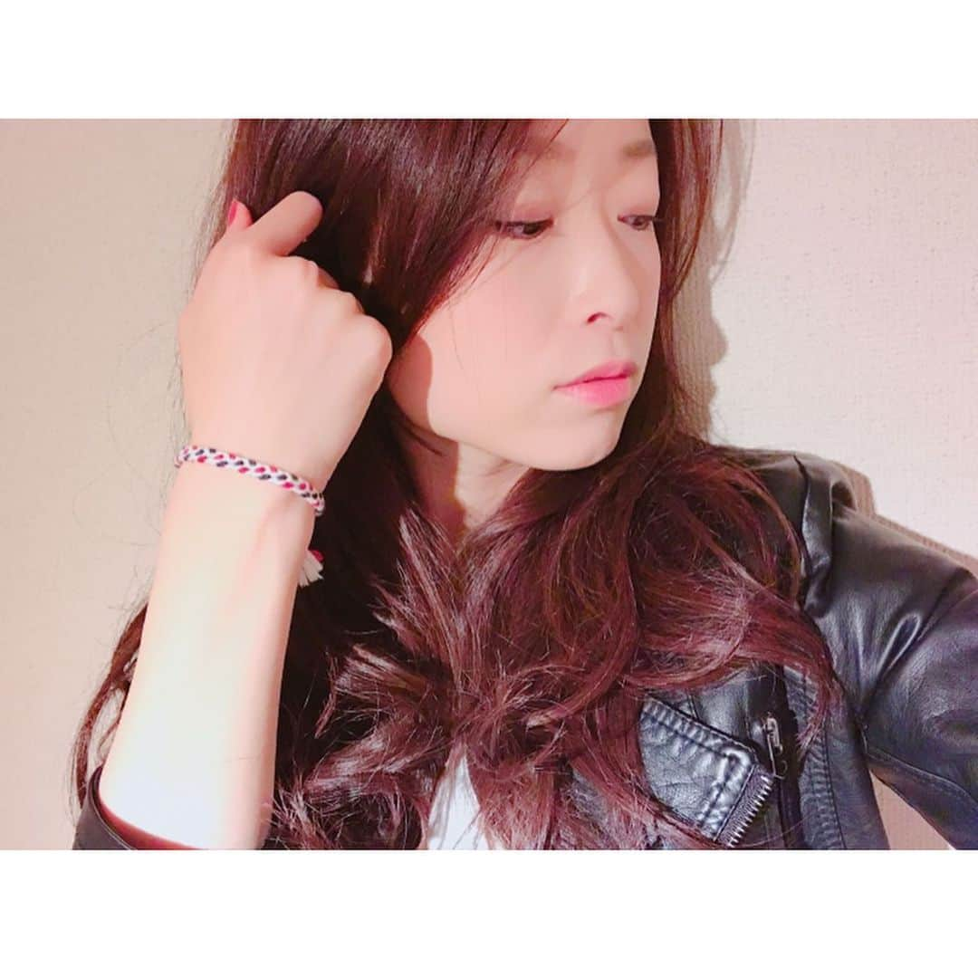 木谷有里さんのインスタグラム写真 - (木谷有里Instagram)「・ 伝統を多くの方に知ってもらうために頑張っていらっしゃいます😉‬ ‪・ 私も以前組紐作り体験をさせていただきました🧵 ・  https://www.makuake.com/project/hidashop/ ・ ・ You can buy the bracelet at Amazon America. ・ @kumihimo_kumihida ・ #くみひだ　#組紐　#君の名は　#飛騨高山　#kumihimo #yourname #hidatakayama #takayama #gifu」12月6日 15時36分 - kitani_yuri