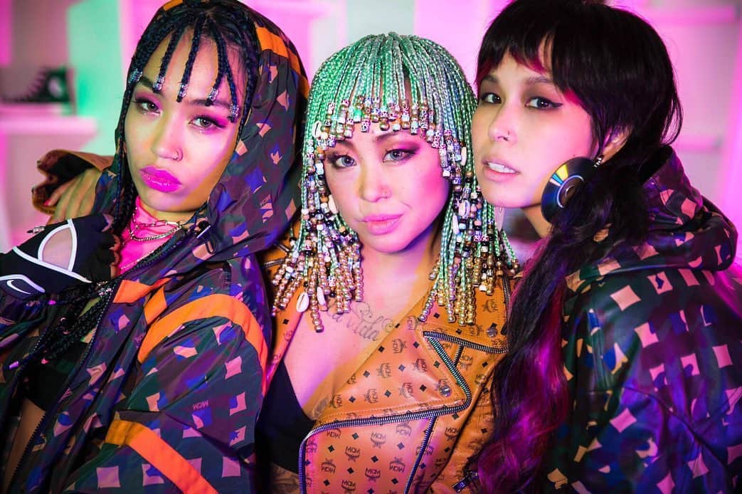 CO-KEYさんのインスタグラム写真 - (CO-KEYInstagram)「【LUNA速報】遂に史上最強の“ガールズパワー”を結集したニューアルバム「Mi Vida Loca」から…﻿ ﻿ 『ICHIBAN feat. AI』のMV解禁！！﻿ ﻿ 盟友・AIの出演に加え、今や日本を飛び越えクリス・ブラウンなど多数の世界的アーティストとも共演するなど世界で活躍するダンサー・RIEHATAが、今作のため全編振付し、本人も女性ダンサーズを引き連れて出演！フリをマネたくなる中毒性のある「1番ダンス」も必見♪﻿ ﻿ https://youtu.be/7oybcT3khs4﻿ ﻿ #LUNA #AI #RIEHATA #ICHIBAN #MV #最強コラボ #YouTubeでICHIBANで検索」12月6日 15時36分 - cokey_jcc