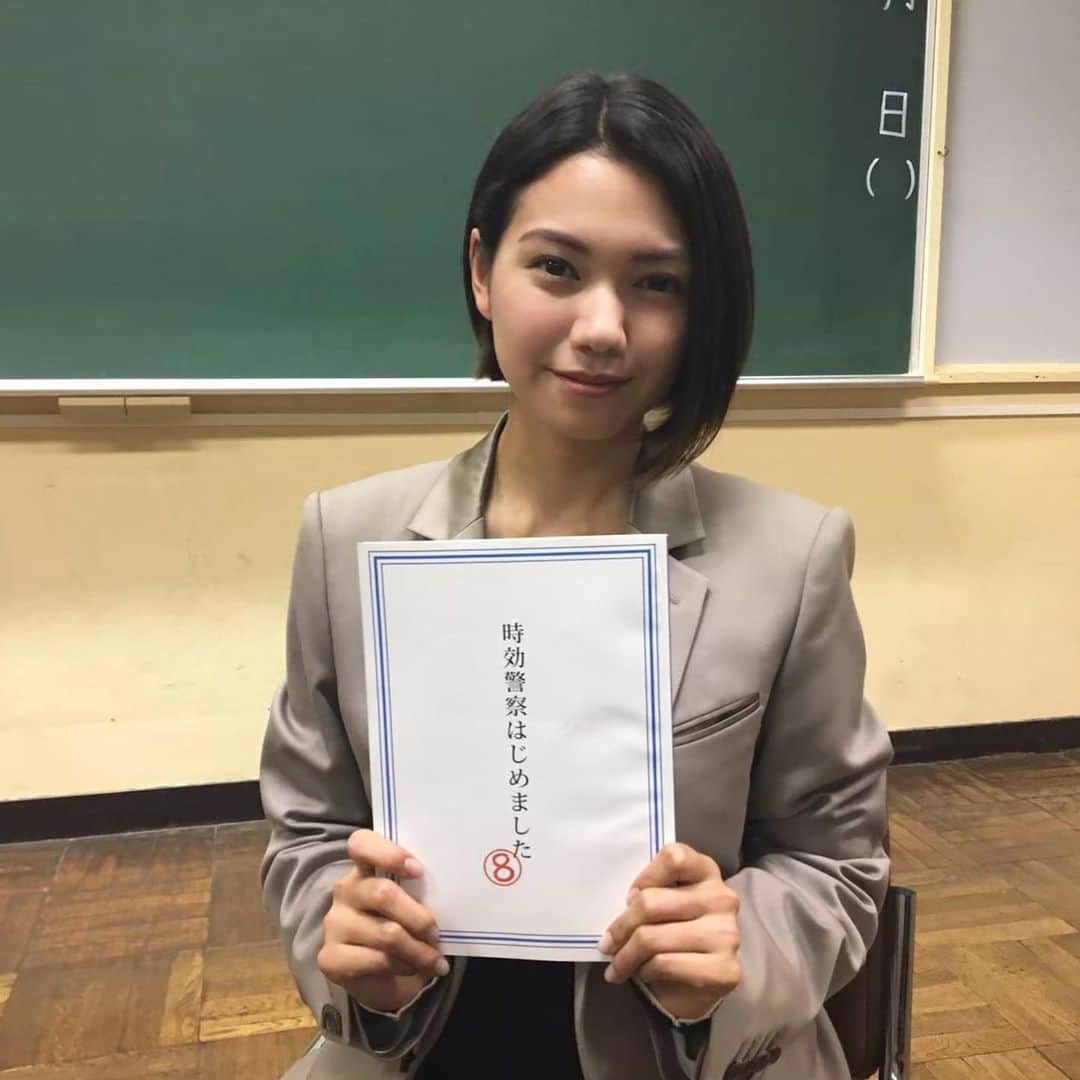 【テレ朝公式】時効警察はじめましたのインスタグラム：「本日放送！最終話ゲスト出演の #二階堂ふみ さんです。  台本と一緒にオフショット📸 #山﨑賢人 さん演じる雨夜の同級生を演じます。  #熱海の捜査官 では初めての連ドラ撮影だったという二階堂さん。 ９年ぶりの #三木聡 監督作品で、意気込みも充分です✨  そして、同じく最終話にゲスト出演。  衝撃的なビジュアルの #染谷将太 さんです。  味澤宙夫、という役でのご出演。 実はこれ、#熱海の捜査官 の時と同じ役名なのです。  キャラクターは全く違う？どこか似た部分もあるのでしょうか？ #三木聡 監督ワールドを、存分にお楽しみください。  #時効警察はじめました #最終話放送まで #あと8時間」