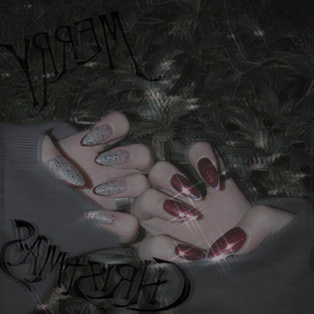 chiiiiiのインスタグラム：「newnail💅🏻✴︎ Halloweenも大好きですが 年中仮装してるようなものなので 実は12月のchristmasがイベントごとで一番ワクワクして好き🎄🦴冬の匂いが好き~ 今回はサンタさんカラー🎅🏻 シンプルめにしたよ ずーっとLapisのmisato(@lapismisato )さんに担当していただいてます👄いつもありがとうございます❤︎クーポンもあるので見てみてね」