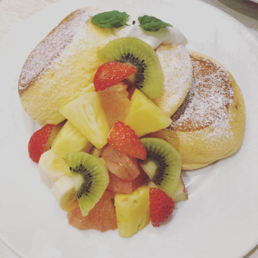 益田麻衣のインスタグラム：「今日はおばあちゃんとパンケーキ。 ふわふわで名前の通り、幸せな気持ちになれました。  #幸せのパンケーキ #ランチ #パンケーキ #京都 #パンケーキ大好き #フルーツ  #紅茶」