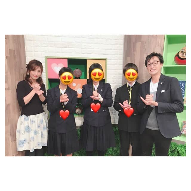 川口智美さんのインスタグラム写真 - (川口智美Instagram)「栃木県の #広報番組 #とちぎテレビ　『知っトク！なるとちっ』 の #スタジオ収録 & #ナレーション 録り でした🎤  前回に引き続き、今回も県内の中学生 3名が #職場見学 に来てくれました😊 収録後に、興味津々な顔で沢山質問してきてくれたのが、嬉しかったです。 少しでも皆さんの将来の役に 立てますように..✨ OAは、12/15(日)朝9時〜 テーマは #UIJターン の促進です。  #とちテレ #なるとちっ #tochigi #永井塁 さん #川口智美」12月6日 15時41分 - horipro_satomikawaguchi