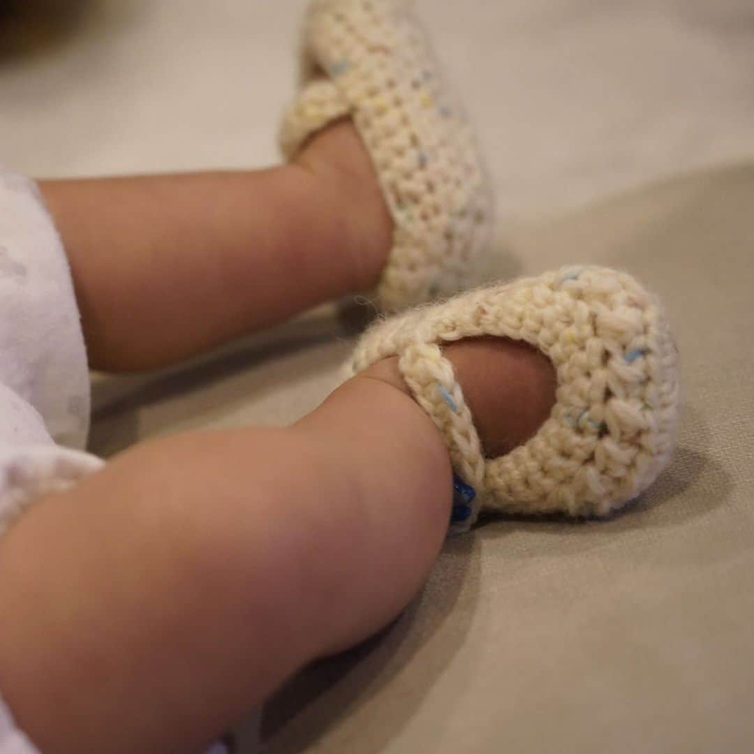 星村麻衣さんのインスタグラム写真 - (星村麻衣Instagram)「母の手編み第2弾は帽子と靴🧶 可愛い😍 #手編み #手編み帽子 #手編みのベビーシューズ  #ハンドメイド #baby  #babystagram」12月6日 15時44分 - hoshimuramai